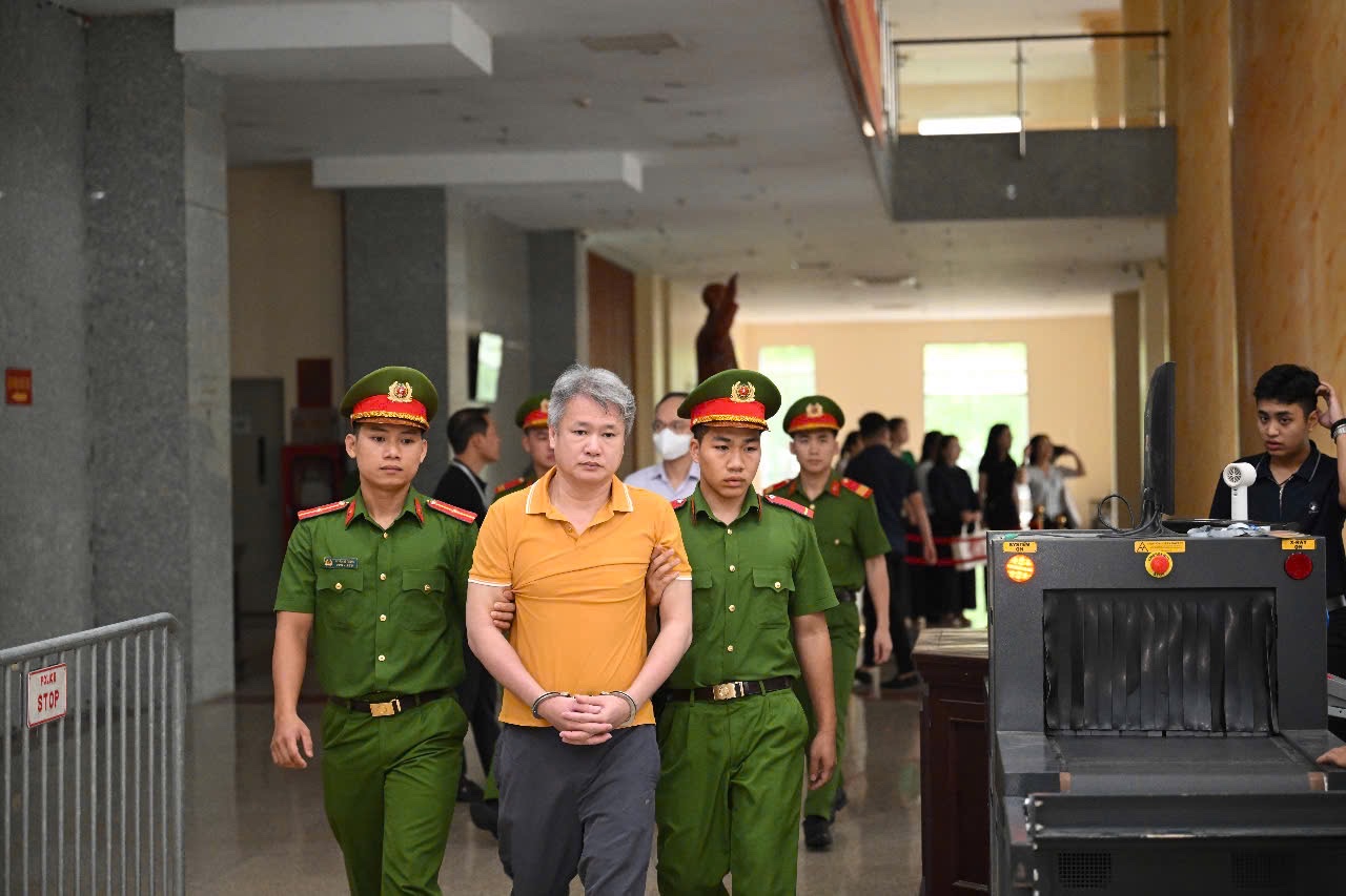 H&agrave;ng chục bị c&aacute;o tới t&ograve;a ph&uacute;c thẩm, kh&ocirc;ng thấy cựu Chủ tịch FLC Trịnh Văn Quyết- Ảnh 13.