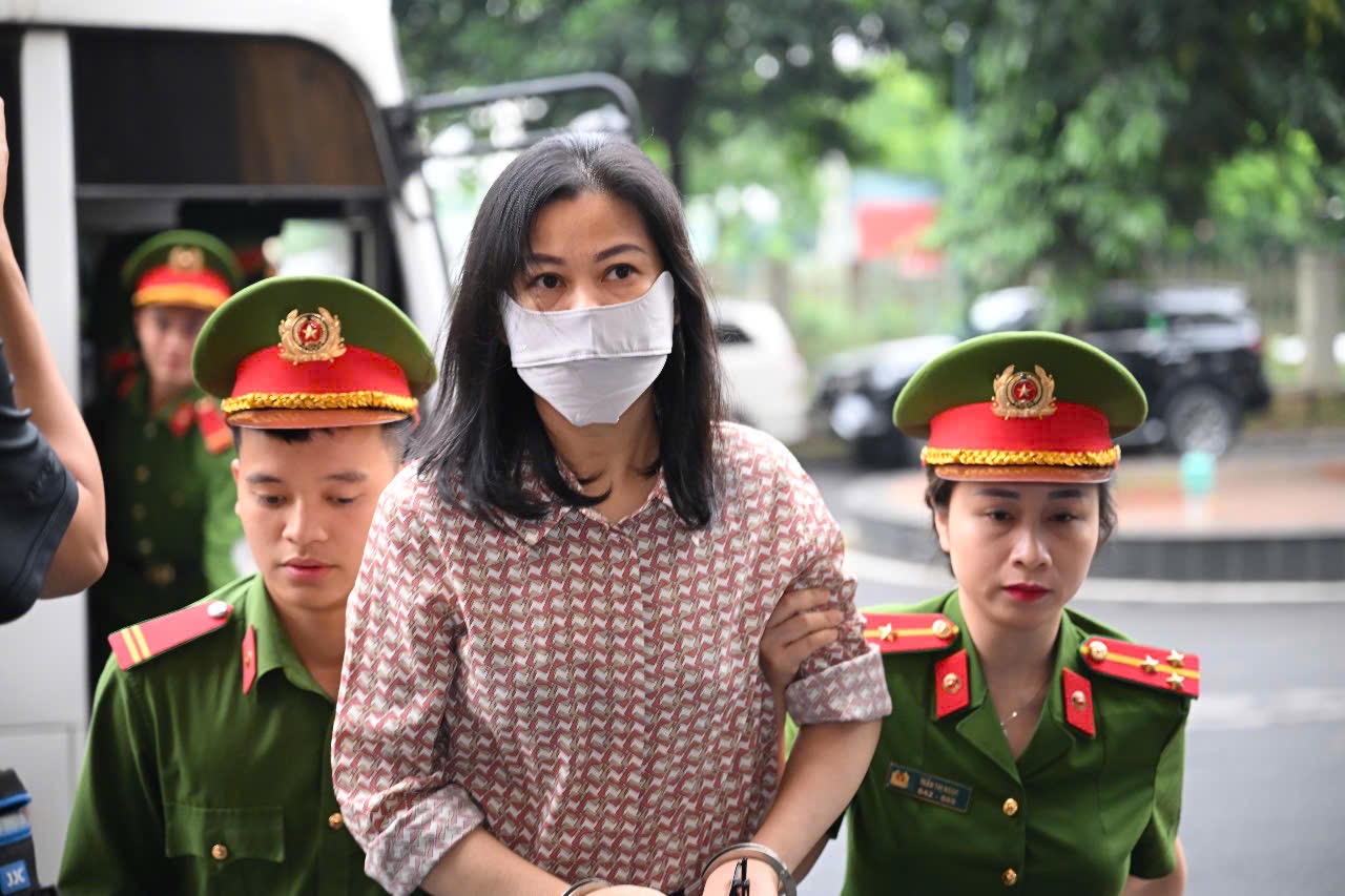 H&agrave;ng chục bị c&aacute;o tới t&ograve;a ph&uacute;c thẩm, kh&ocirc;ng thấy cựu Chủ tịch FLC Trịnh Văn Quyết- Ảnh 14.