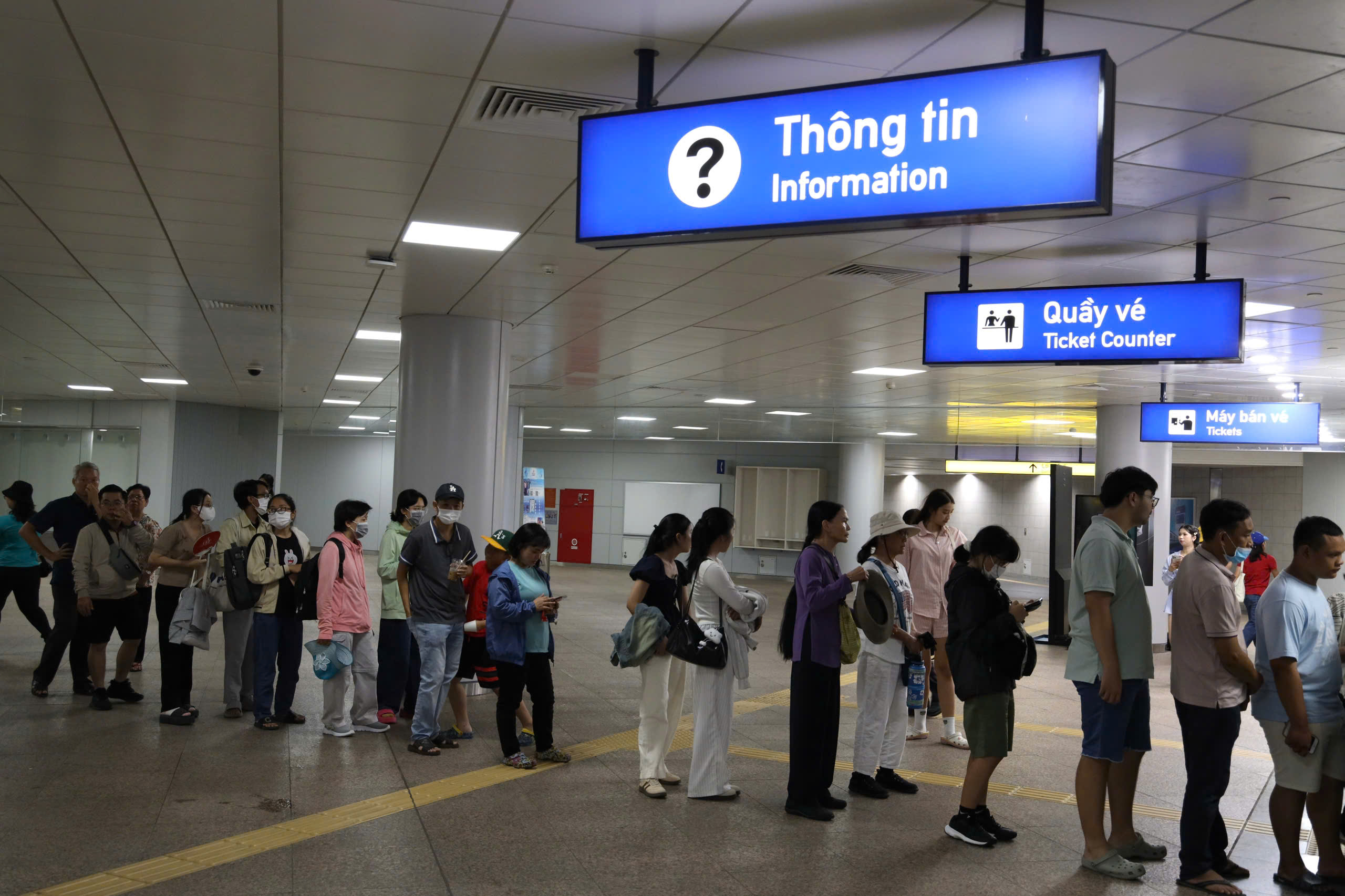 Mỗi ng&agrave;y gần 58.000 người chọn metro để đi lại - Ảnh 2.