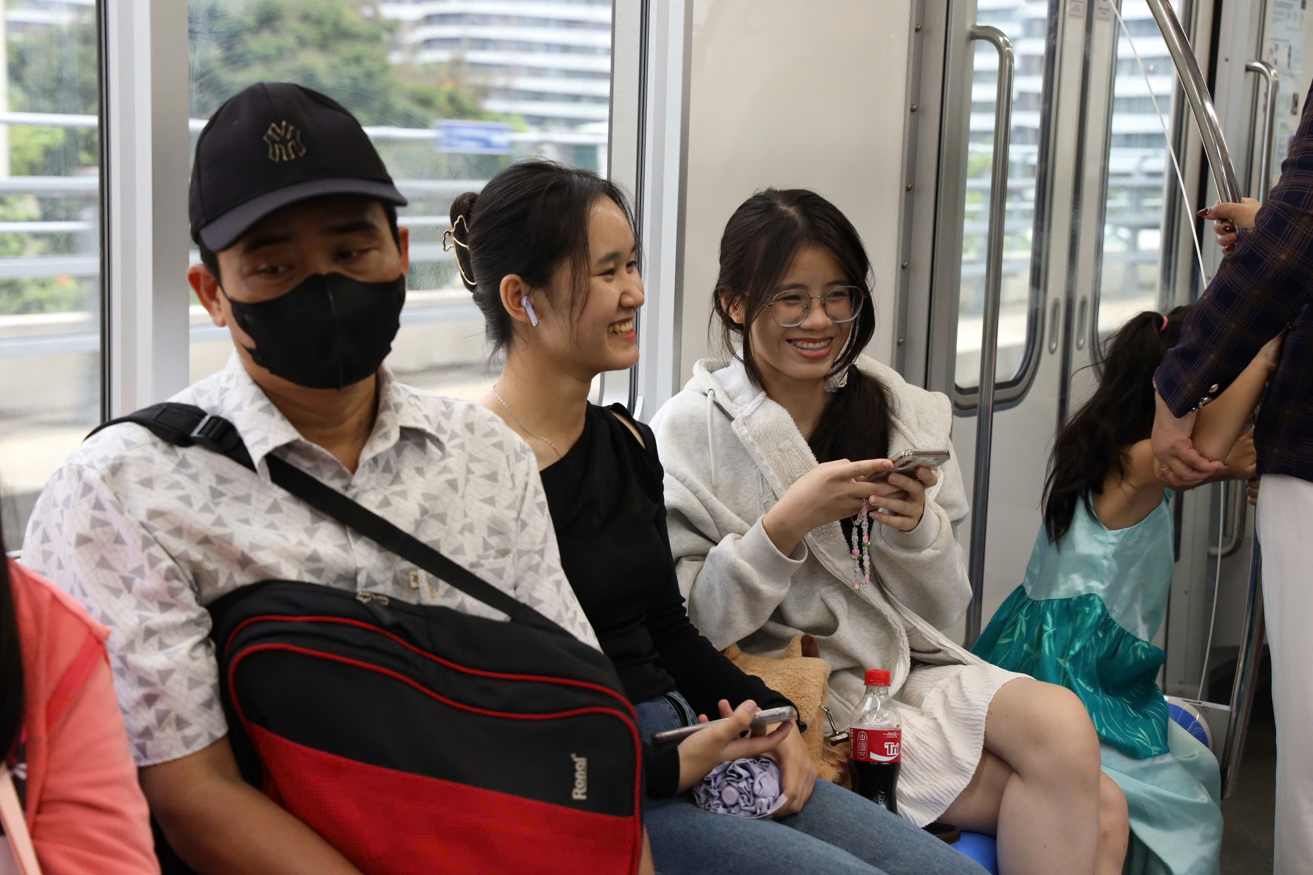 Mỗi ng&agrave;y gần 58.000 người chọn metro để đi lại - Ảnh 8.