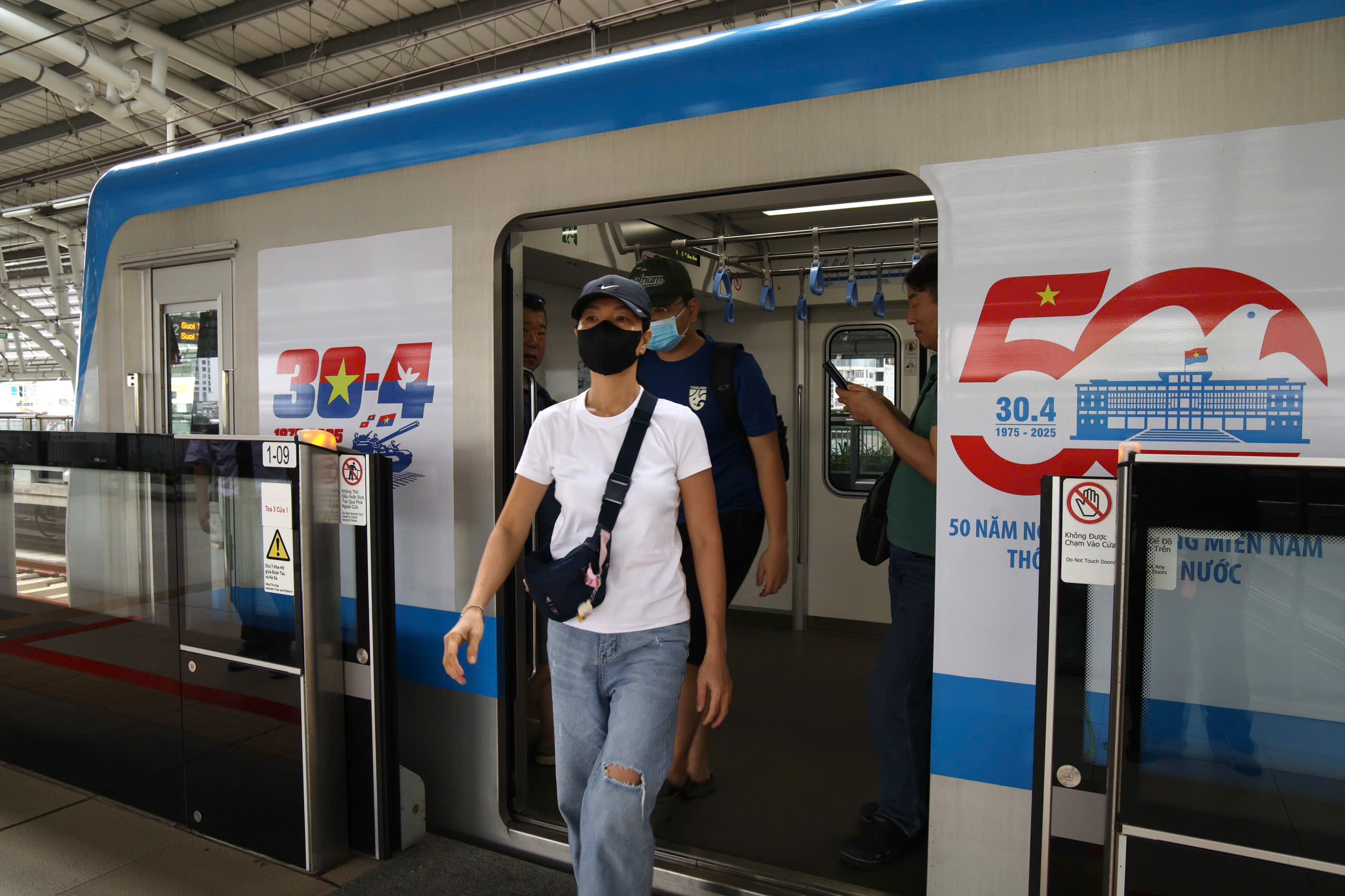 Mỗi ng&agrave;y gần 58.000 người chọn metro để đi lại - Ảnh 13.