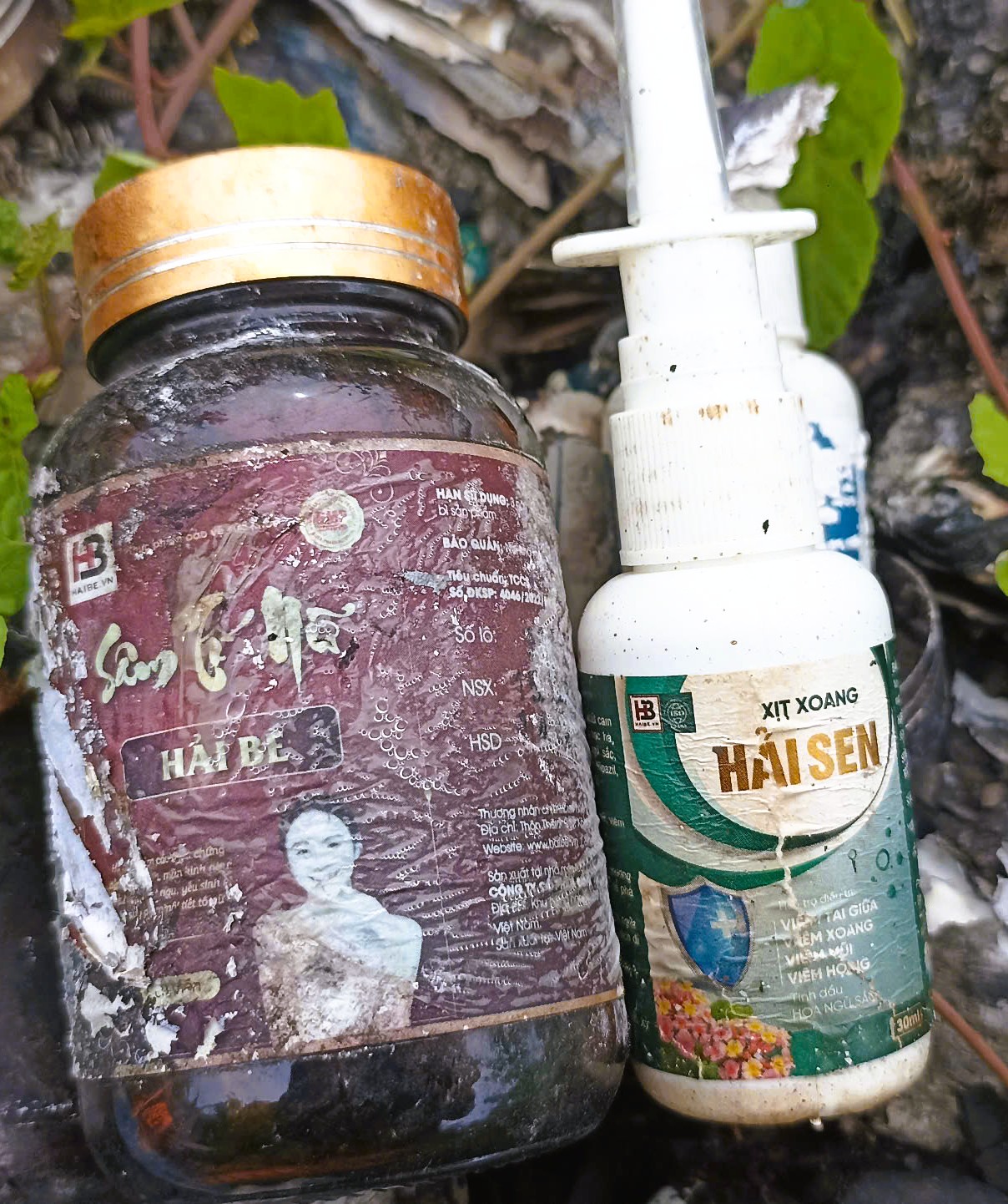 Sản phẩm ghi "Hải Sen" vứt th&agrave;nh đống, đốt ch&aacute;y nham nhở gần nh&agrave; "TikToker Hải Sen" vừa bị bắt- Ảnh 3.