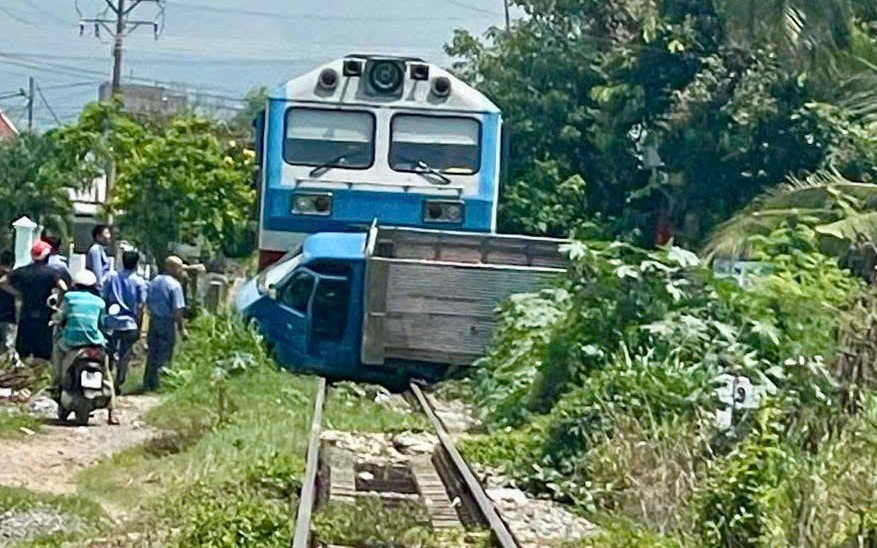Tài xế xe tải thoát nạn hi hữu sau cú tông của tàu hỏa