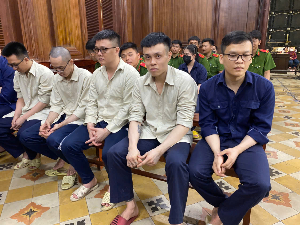 Nh&oacute;m nh&acirc;n vi&ecirc;n t&agrave;i ch&iacute;nh gh&eacute;p ảnh khi&ecirc;u d&acirc;m kh&aacute;ch vay để đ&ograve;i nợ: H&eacute; lộ nhiều thủ đoạn g&acirc;y sốc - Ảnh 2.