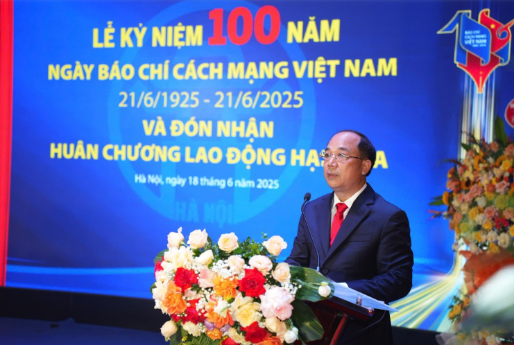 B&aacute;o Tuổi trẻ Thủ đ&ocirc; đ&oacute;n nhận Hu&acirc;n chương Lao động hạng Ba- Ảnh 2.