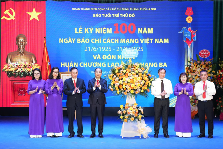 B&aacute;o Tuổi trẻ Thủ đ&ocirc; đ&oacute;n nhận Hu&acirc;n chương Lao động hạng Ba- Ảnh 5.