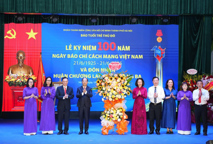 B&aacute;o Tuổi trẻ Thủ đ&ocirc; đ&oacute;n nhận Hu&acirc;n chương Lao động hạng Ba- Ảnh 4.