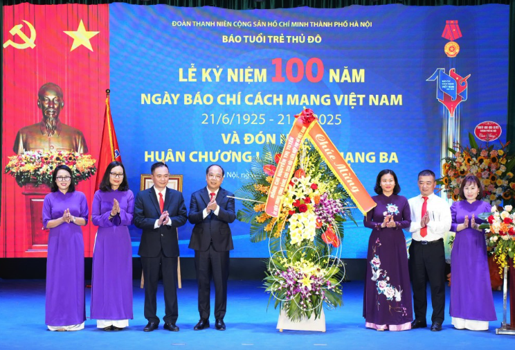 B&aacute;o Tuổi trẻ Thủ đ&ocirc; đ&oacute;n nhận Hu&acirc;n chương Lao động hạng Ba- Ảnh 3.