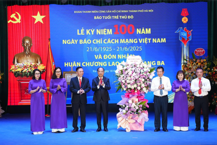 B&aacute;o Tuổi trẻ Thủ đ&ocirc; đ&oacute;n nhận Hu&acirc;n chương Lao động hạng Ba- Ảnh 6.
