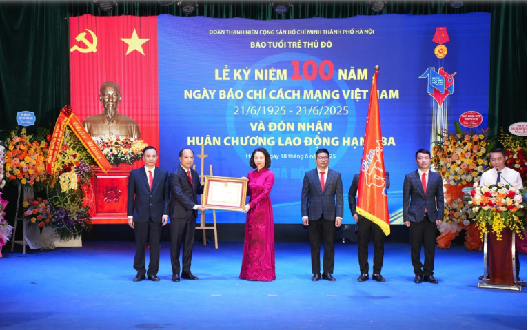 Báo Tuổi trẻ Thủ đô đón nhận Huân chương Lao động hạng Ba