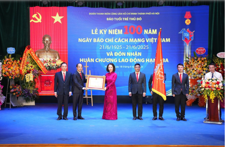 B&aacute;o Tuổi trẻ Thủ đ&ocirc; đ&oacute;n nhận Hu&acirc;n chương Lao động hạng Ba- Ảnh 1.
