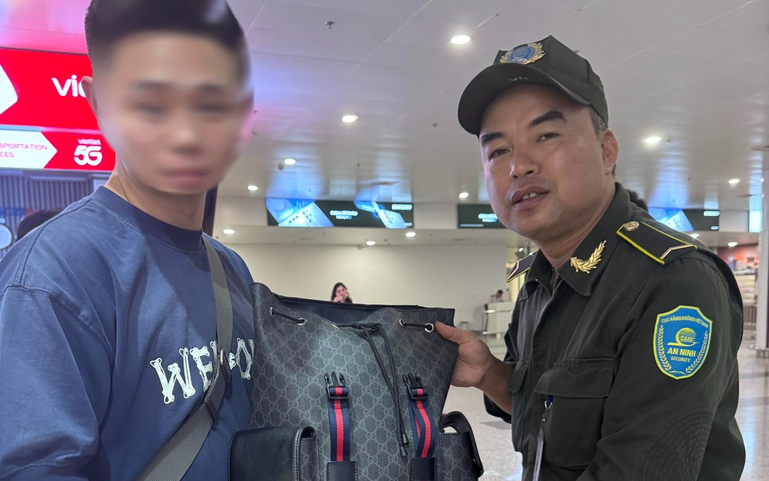 Hành trình của chiếc ba lô đựng gần 100.000 nhân dân tệ trong đêm ở Nội Bài