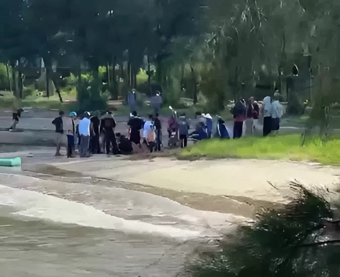 Ba anh em đuối nước ở biển Vũng Ch&ugrave;a, may mắn được cứu sống - Ảnh 1.