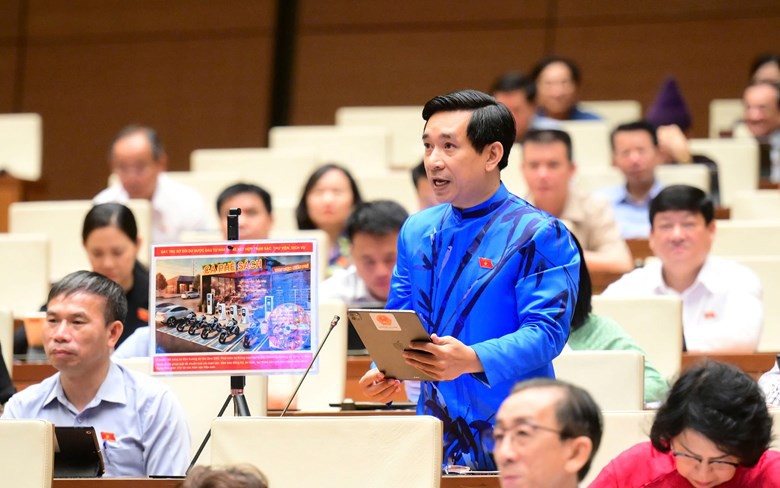 Đại biểu Nguyễn Văn Cảnh đề xuất sử dụng một số trụ sở dôi dư làm bãi đỗ xe