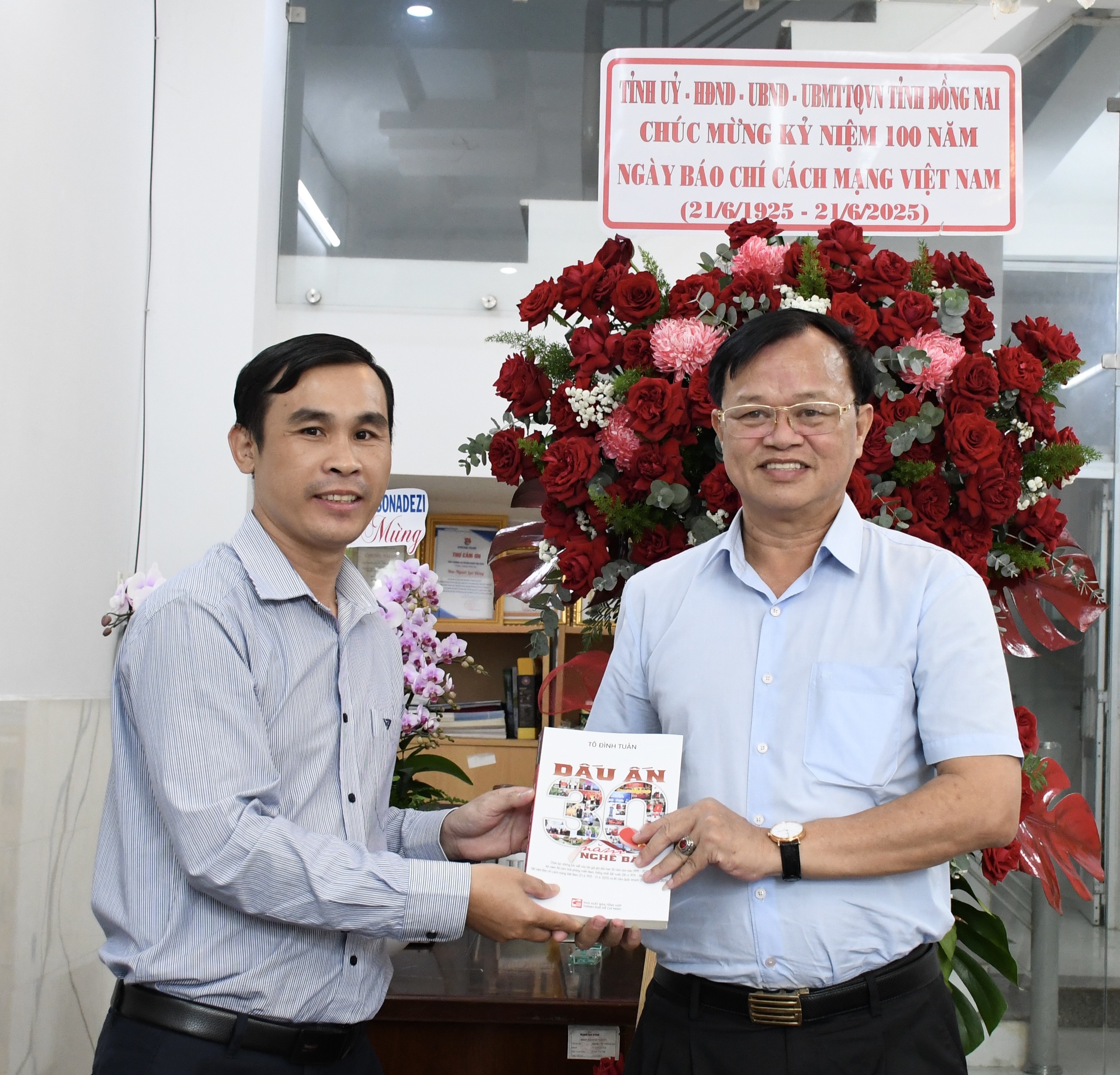 L&atilde;nh đạo tỉnh Đồng Nai thăm, ch&uacute;c mừng B&aacute;o Người Lao Động- Ảnh 2.