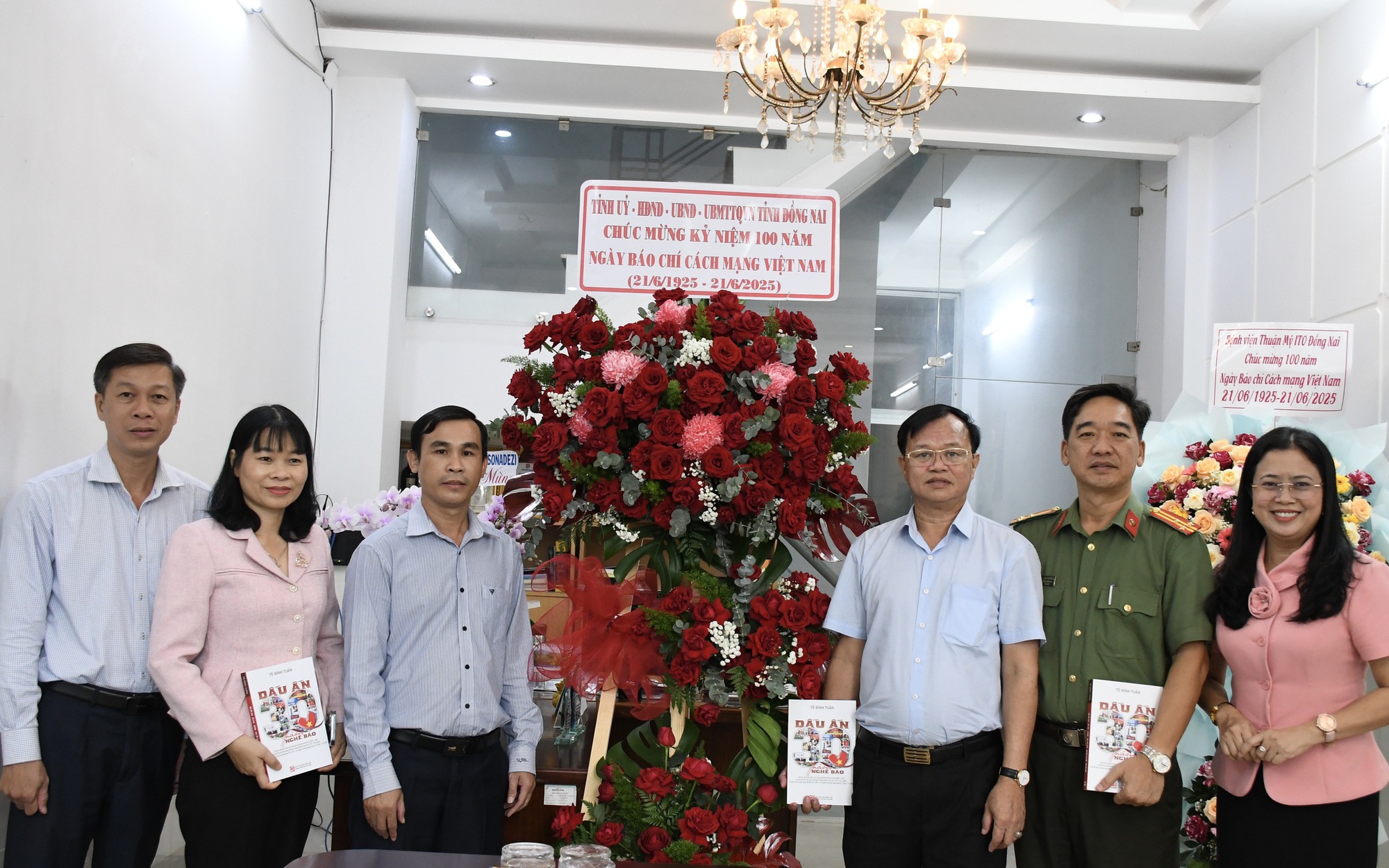 Lãnh đạo tỉnh Đồng Nai thăm, chúc mừng Báo Người Lao Động