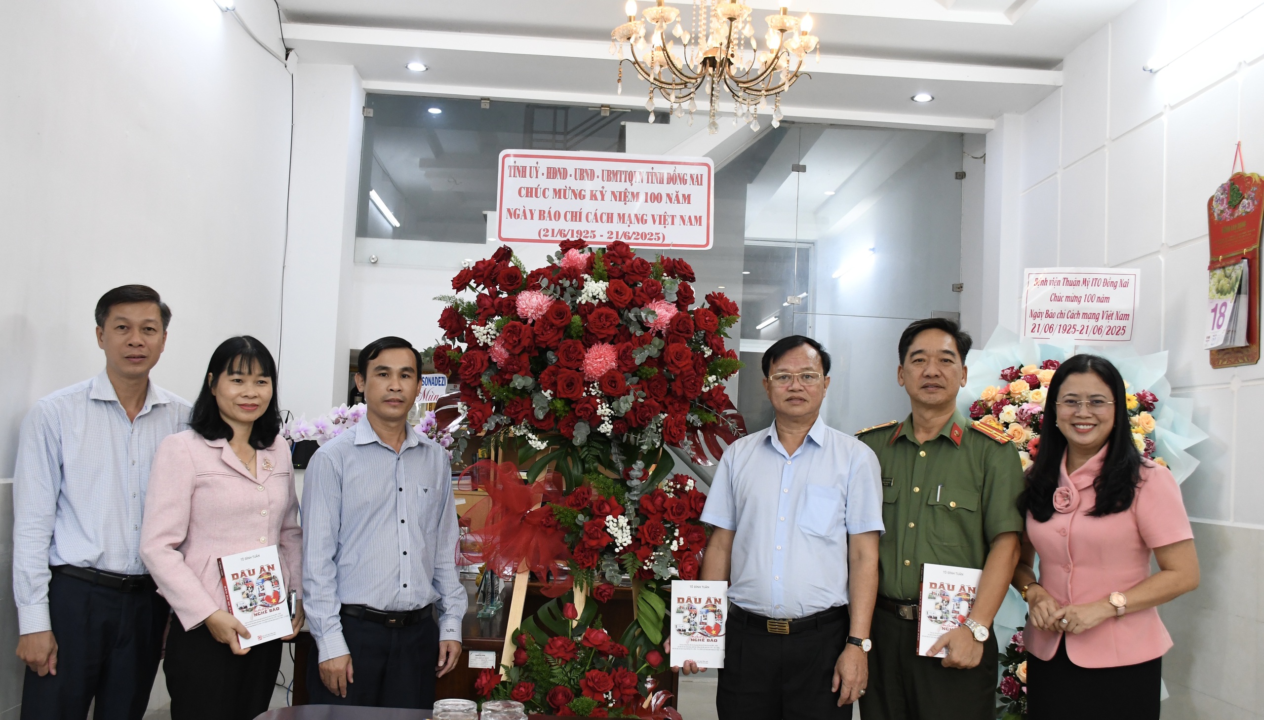 L&atilde;nh đạo tỉnh Đồng Nai thăm, ch&uacute;c mừng B&aacute;o Người Lao Động- Ảnh 1.