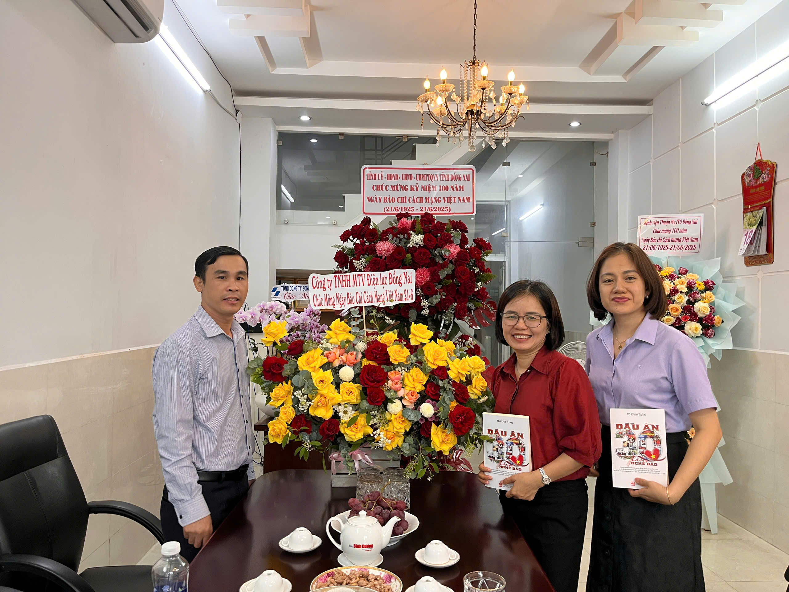 L&atilde;nh đạo tỉnh Đồng Nai thăm, ch&uacute;c mừng B&aacute;o Người Lao Động- Ảnh 6.