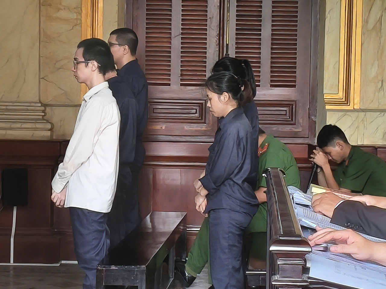 Nh&acirc;n vi&ecirc;n khai v&ocirc; t&igrave;nh "tiếp tay", ng&acirc;n h&agrave;ng mất hơn 5,2 tỉ đồng - Ảnh 1.
