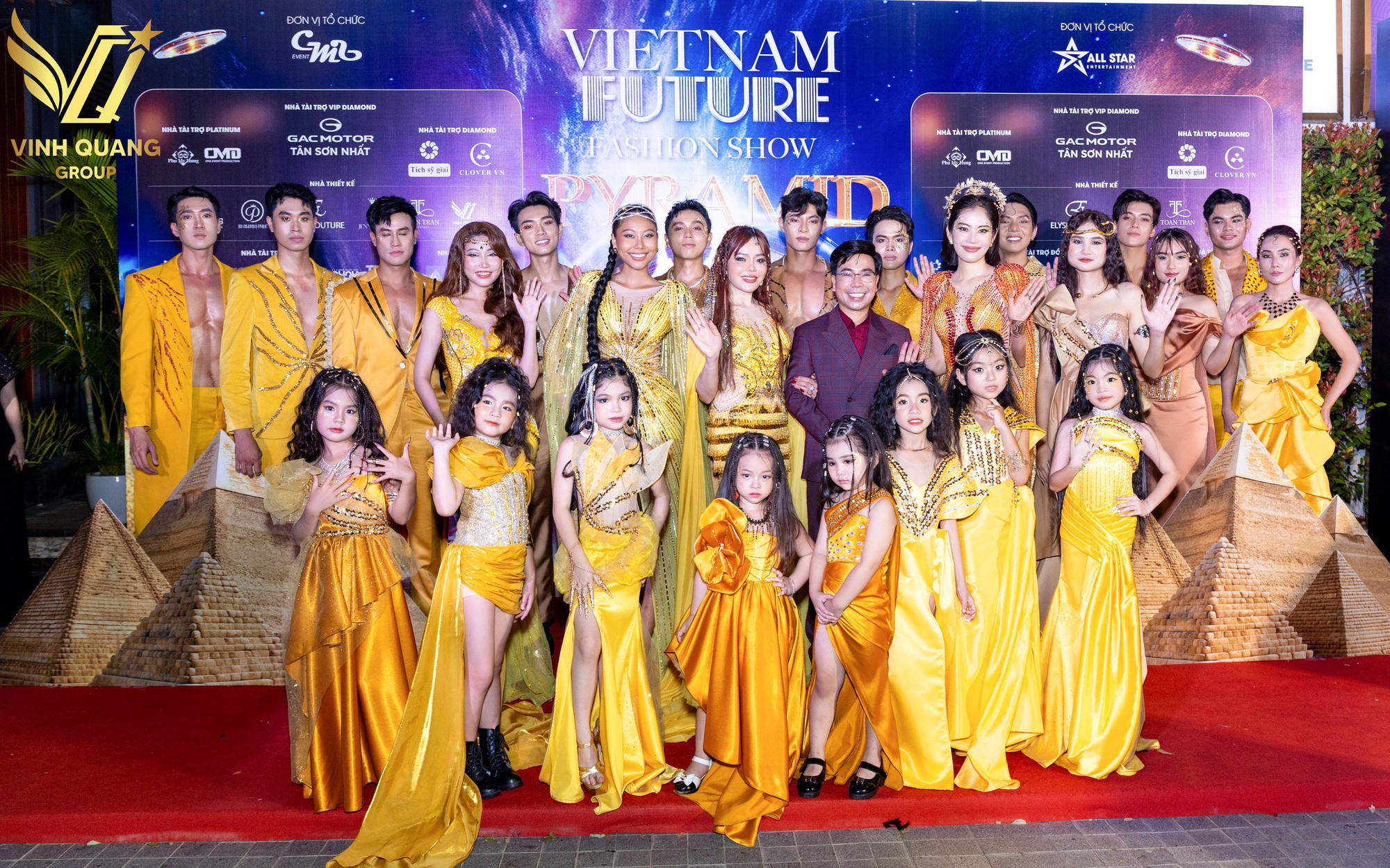 Dàn sao góp mặt trong bộ sưu tập của nhà thiết kế Vinh Quang