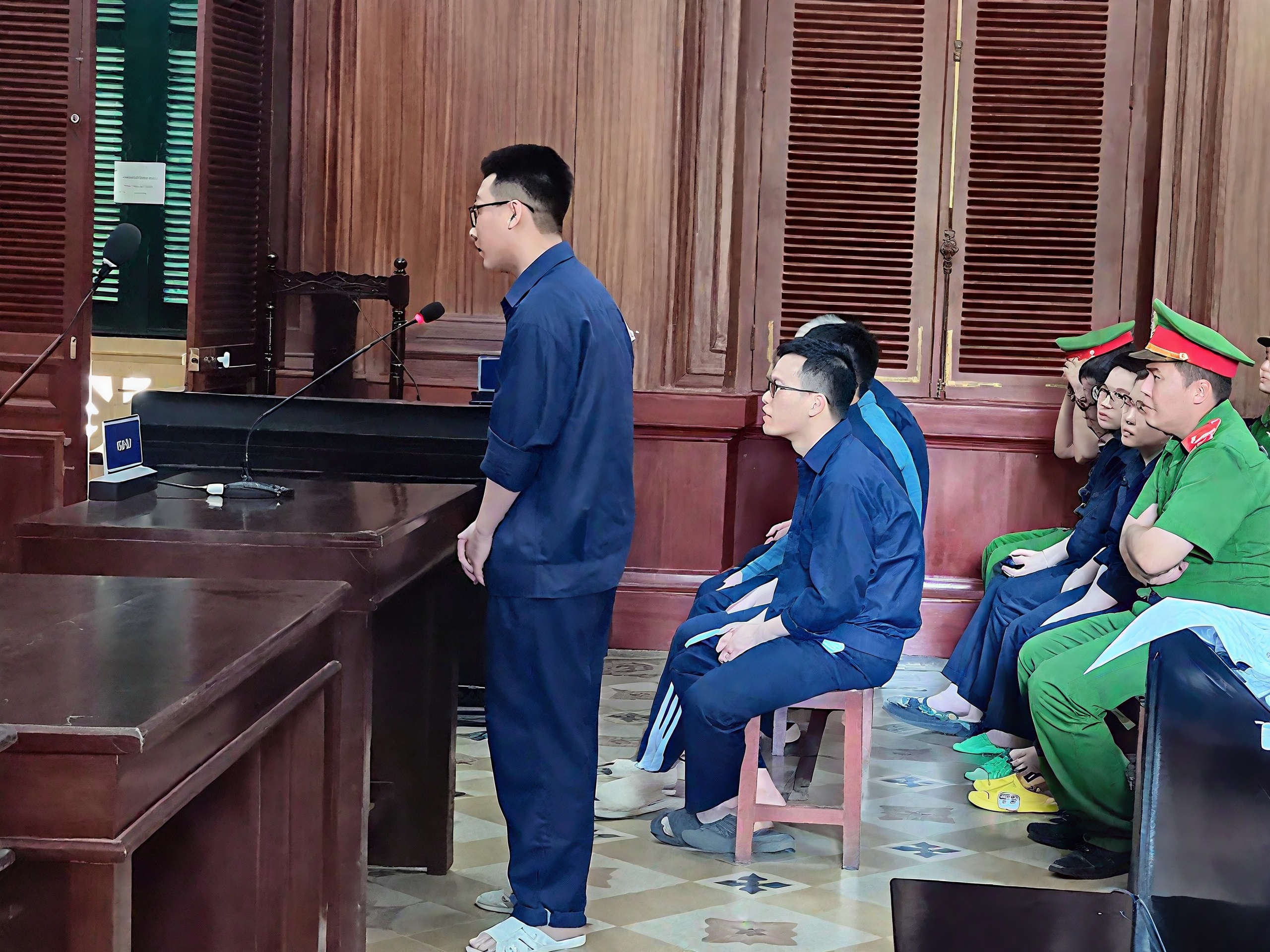 Nh&oacute;m nh&acirc;n vi&ecirc;n t&agrave;i ch&iacute;nh gh&eacute;p ảnh khi&ecirc;u d&acirc;m kh&aacute;ch vay để đ&ograve;i nợ: H&eacute; lộ nhiều thủ đoạn g&acirc;y sốc - Ảnh 1.