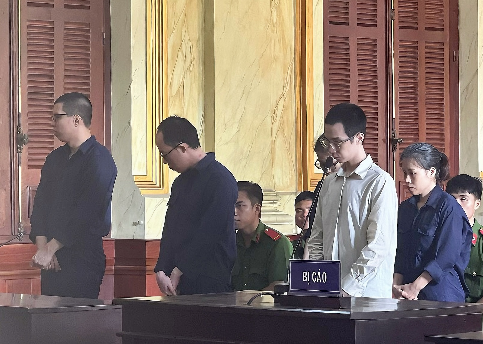 Nh&acirc;n vi&ecirc;n khai v&ocirc; t&igrave;nh "tiếp tay", ng&acirc;n h&agrave;ng mất hơn 5,2 tỉ đồng - Ảnh 2.