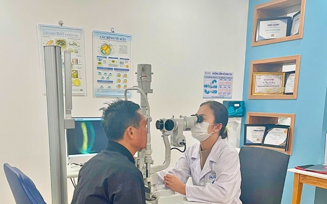 Bỏng mắt - nguy cơ đến từ đèn UV hồ cá, keo dán 502