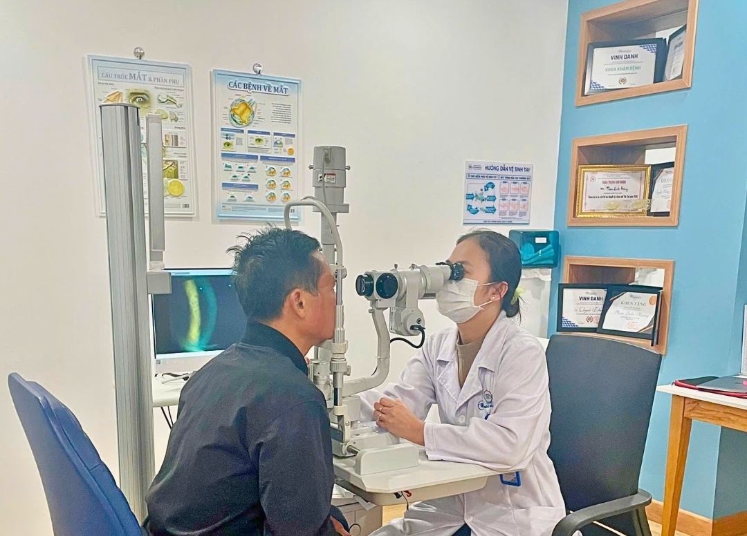 Bỏng mắt - nguy cơ đến từ đèn UV hồ cá, keo dán 502- Ảnh 1.