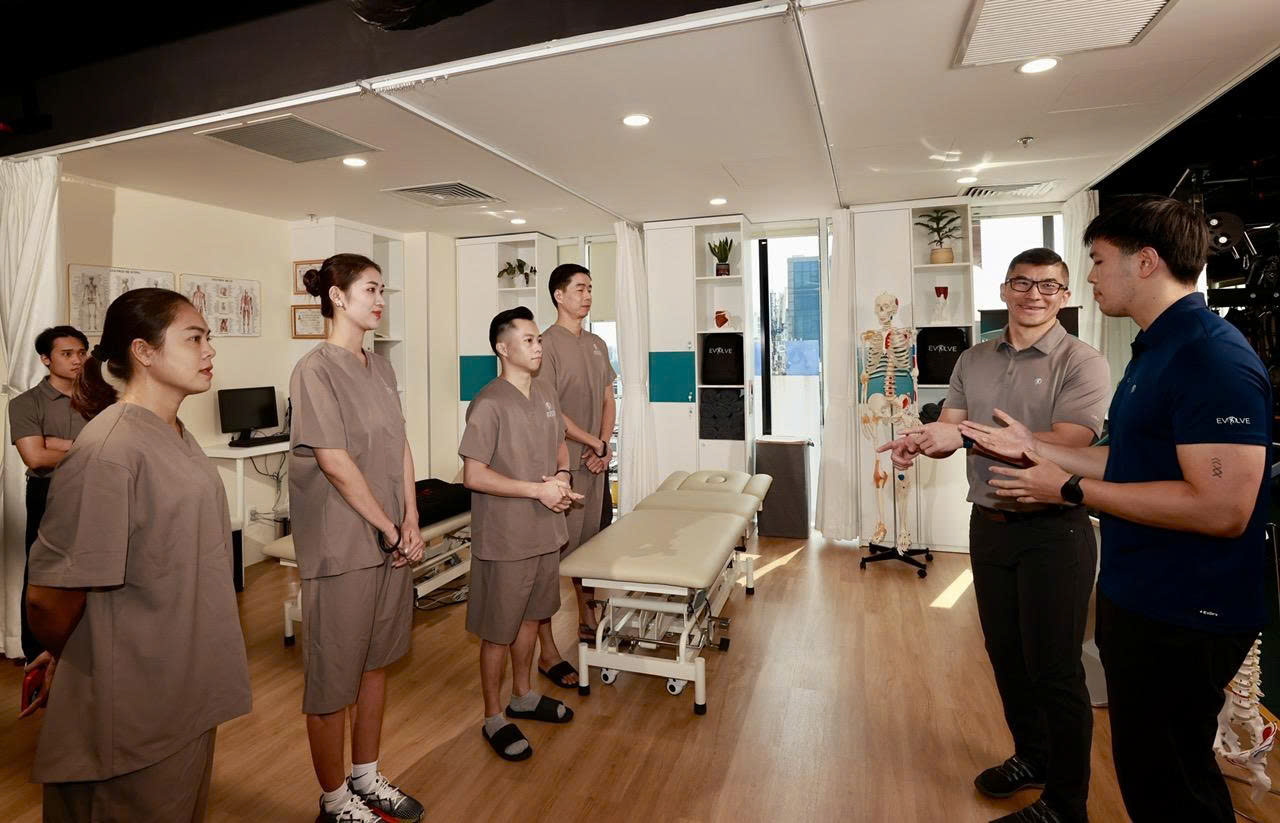 D&agrave;n sao thể thao trải nghiệm c&ugrave;ng chuy&ecirc;n gia vật l&yacute; trị liệu &Uacute;c- Ảnh 1.