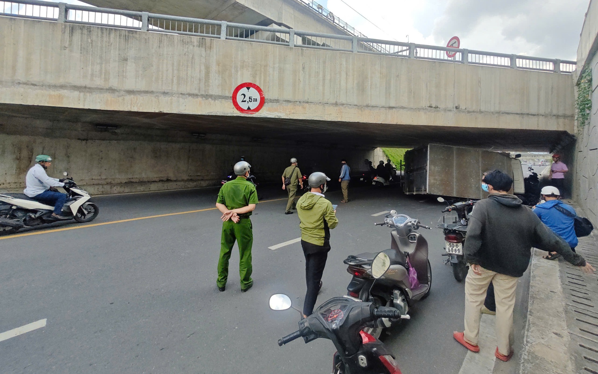 Vụ ô tô biển xanh đè 2 xe máy: Vấn đề pháp lý