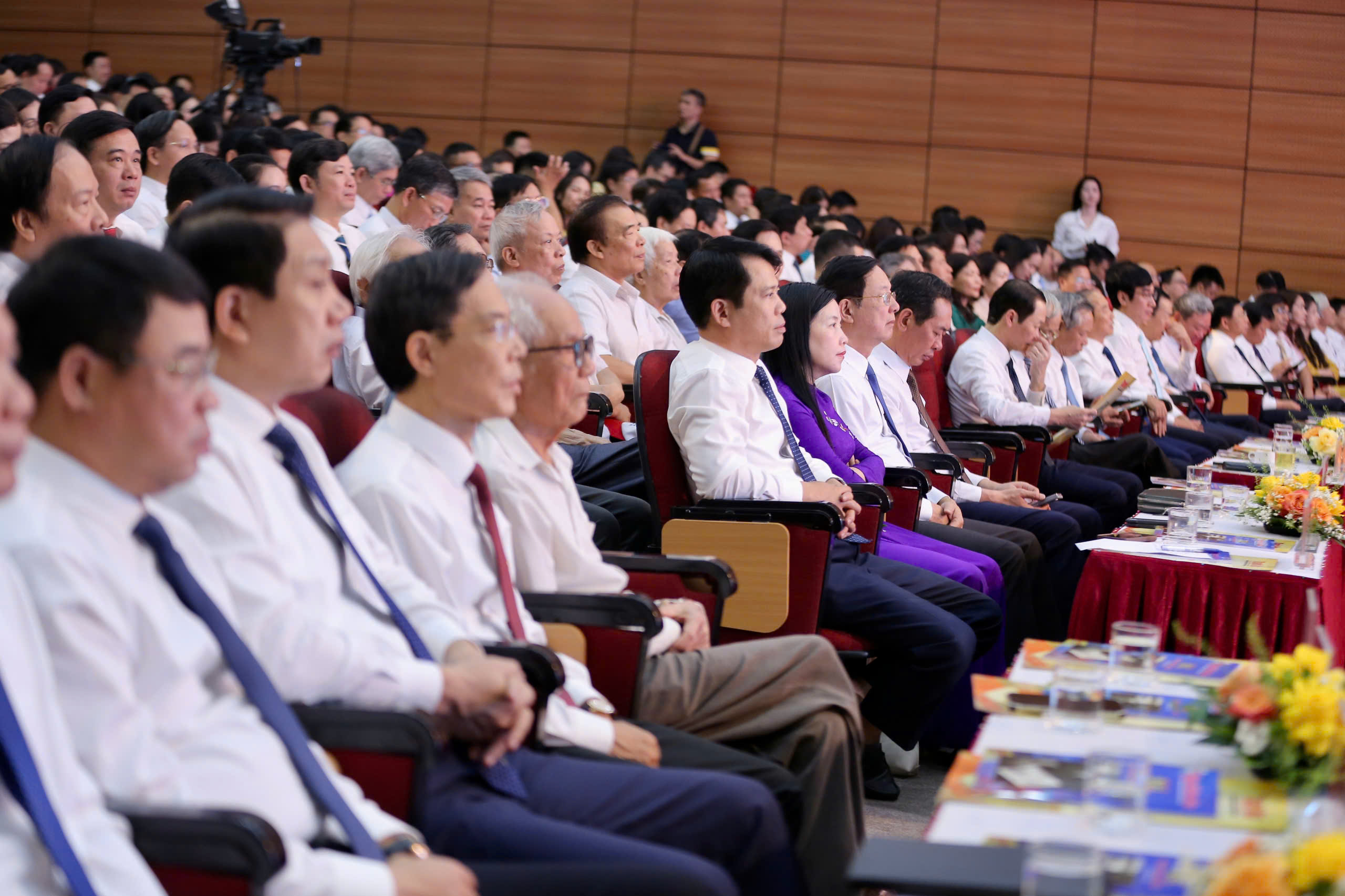 Tôn vinh các nhà báo nhân kỷ niệm 100 năm ngày Báo chí Cách mạng Việt Nam- Ảnh 2.