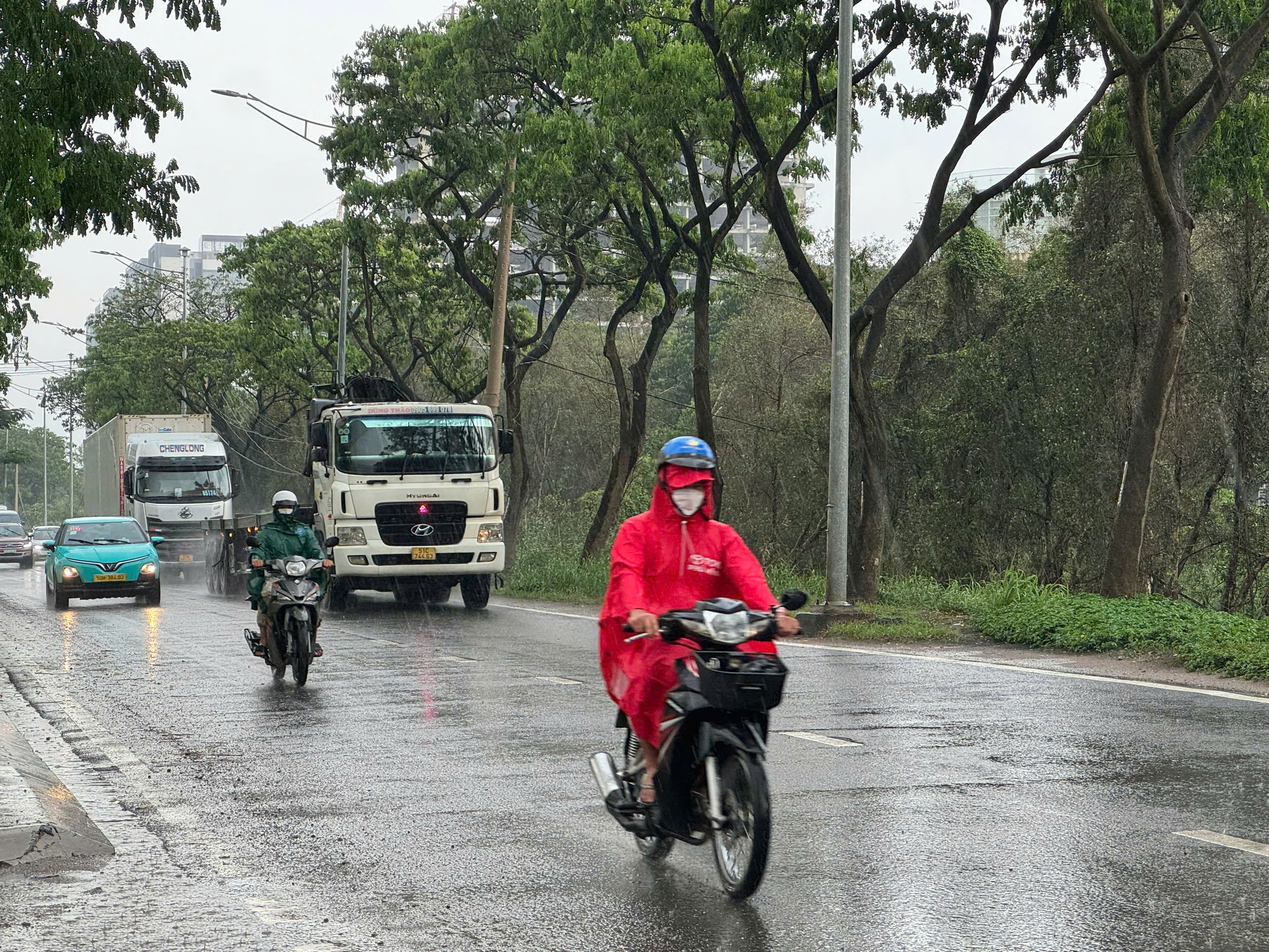 TP HCM mưa lớn kéo dài, người dân vất vả vì nhiều nơi ngập sâu- Ảnh 19.
