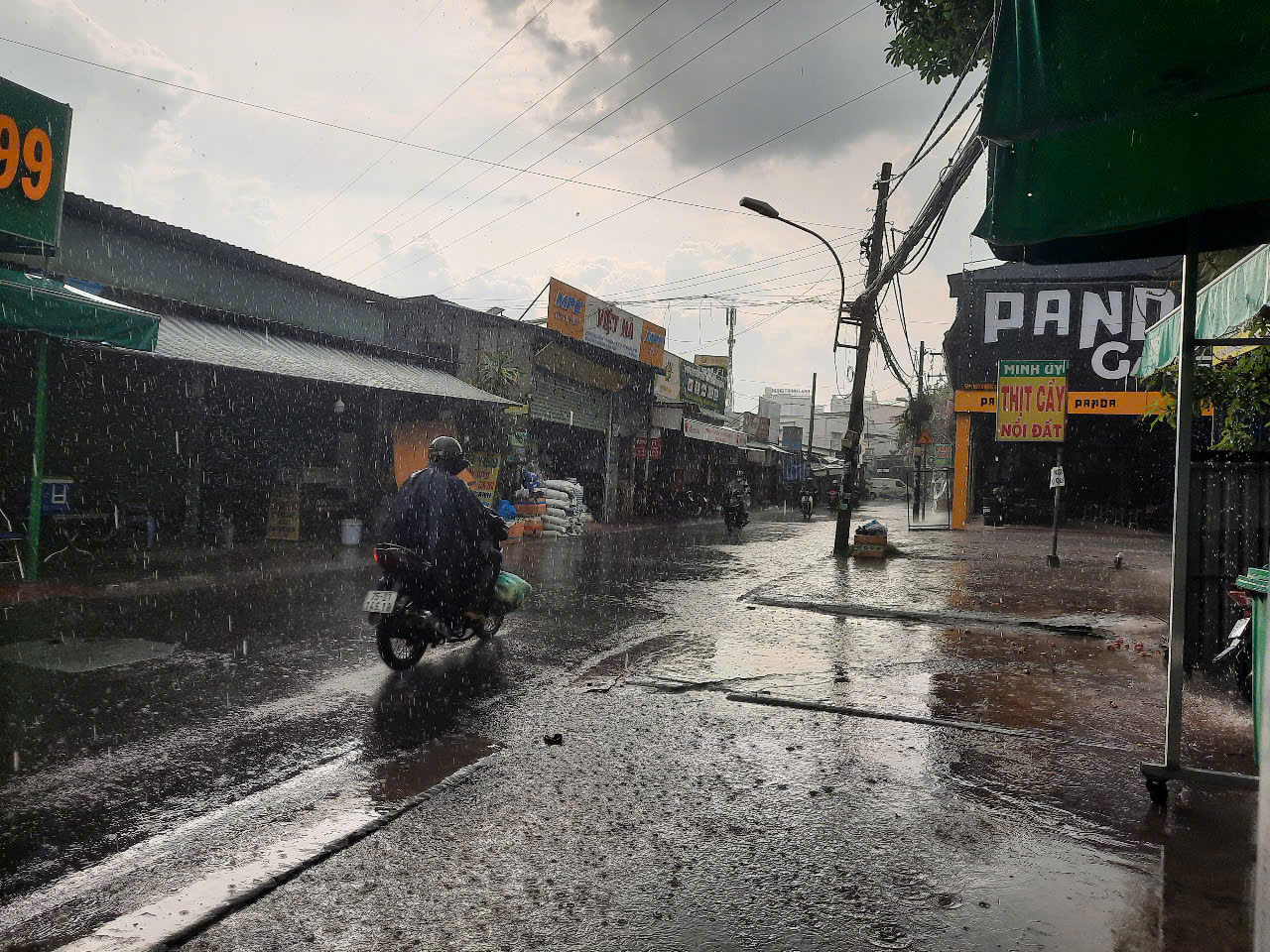 TP HCM mưa lớn kéo dài, người dân vất vả vì nhiều nơi ngập sâu- Ảnh 20.