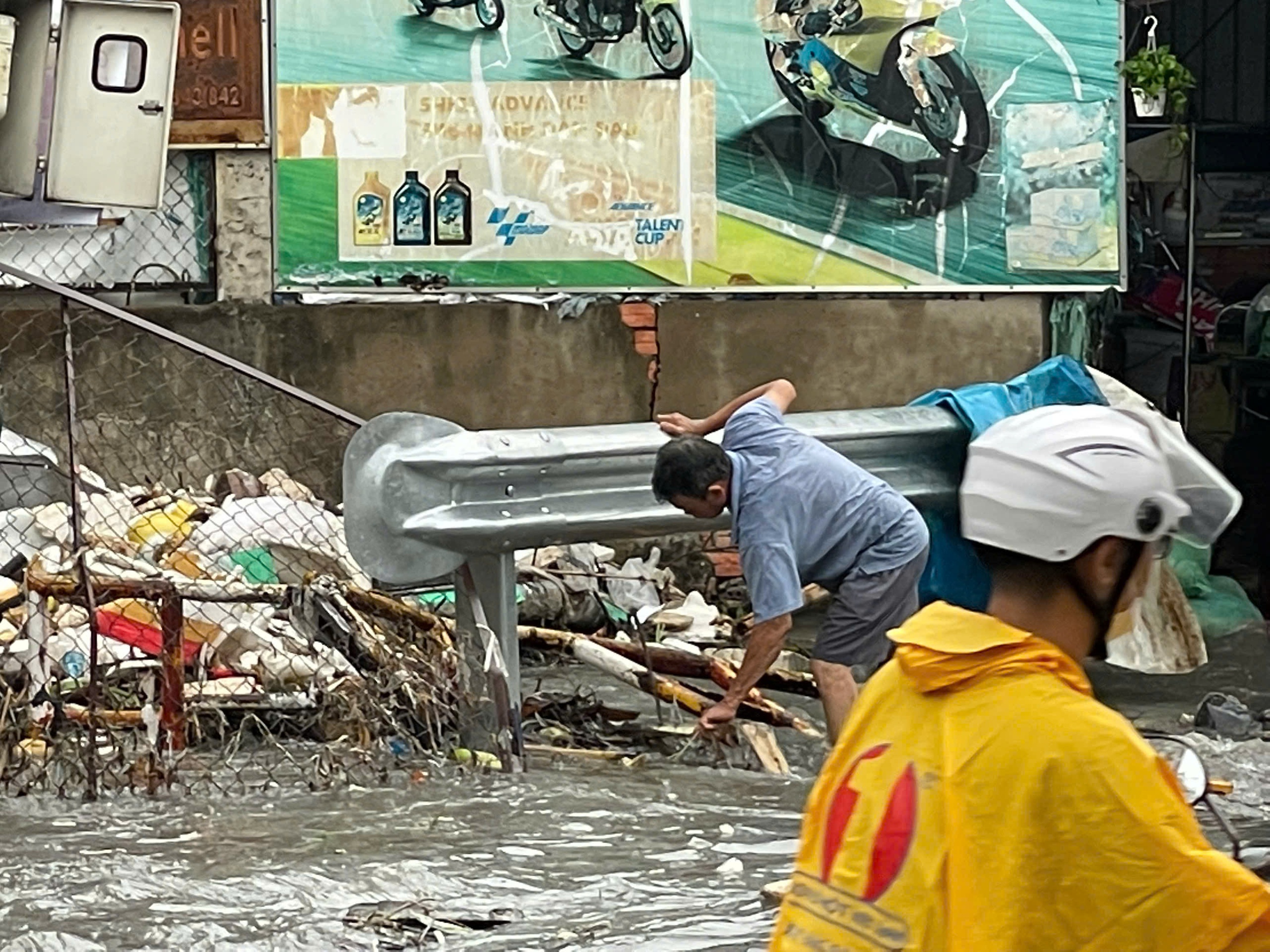 TP HCM mưa lớn kéo dài, người dân vất vả vì nhiều nơi ngập sâu- Ảnh 2.