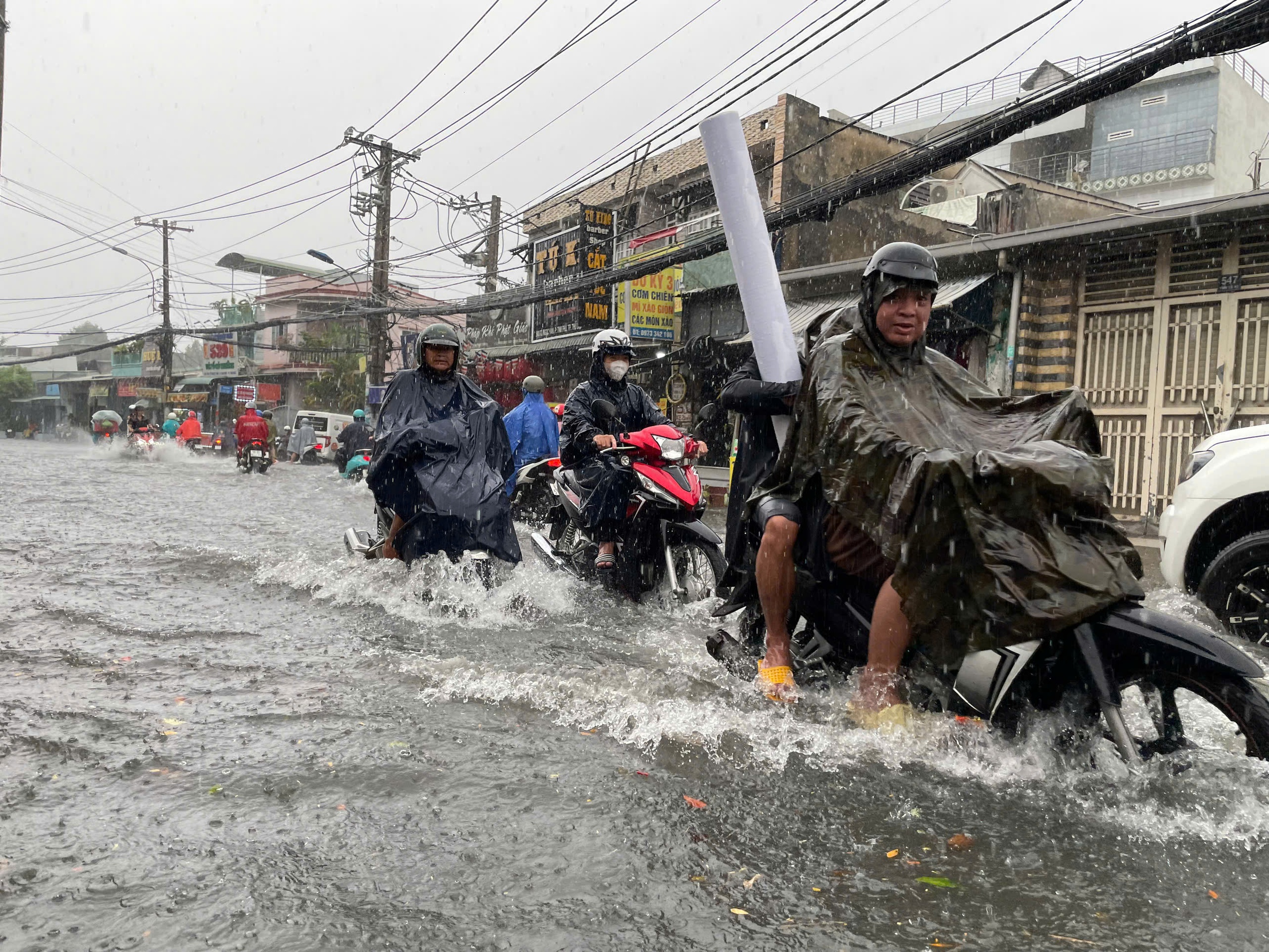 TP HCM mưa lớn kéo dài, người dân vất vả vì nhiều nơi ngập sâu- Ảnh 11.