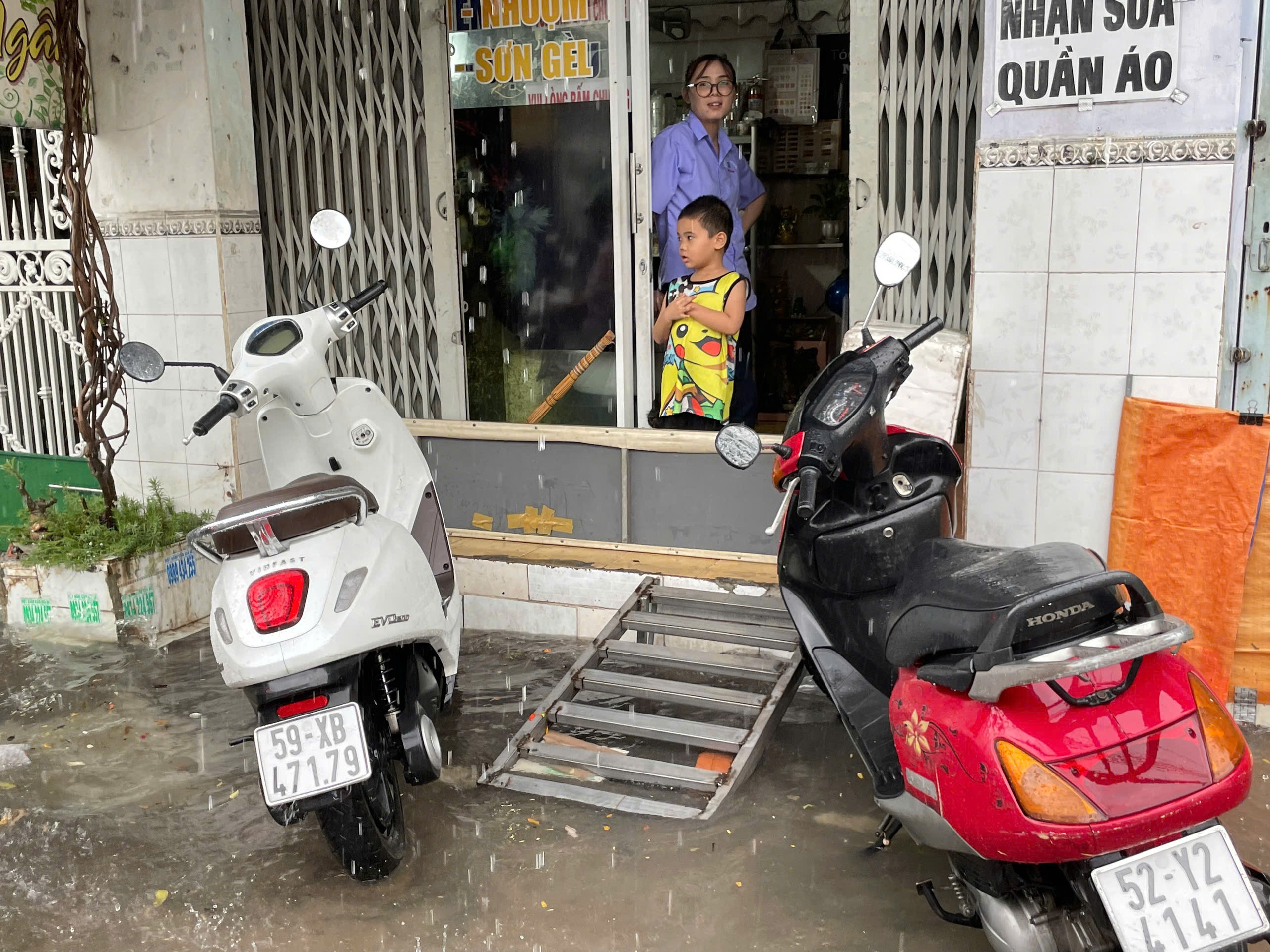 TP HCM mưa lớn kéo dài, người dân vất vả vì nhiều nơi ngập sâu- Ảnh 6.