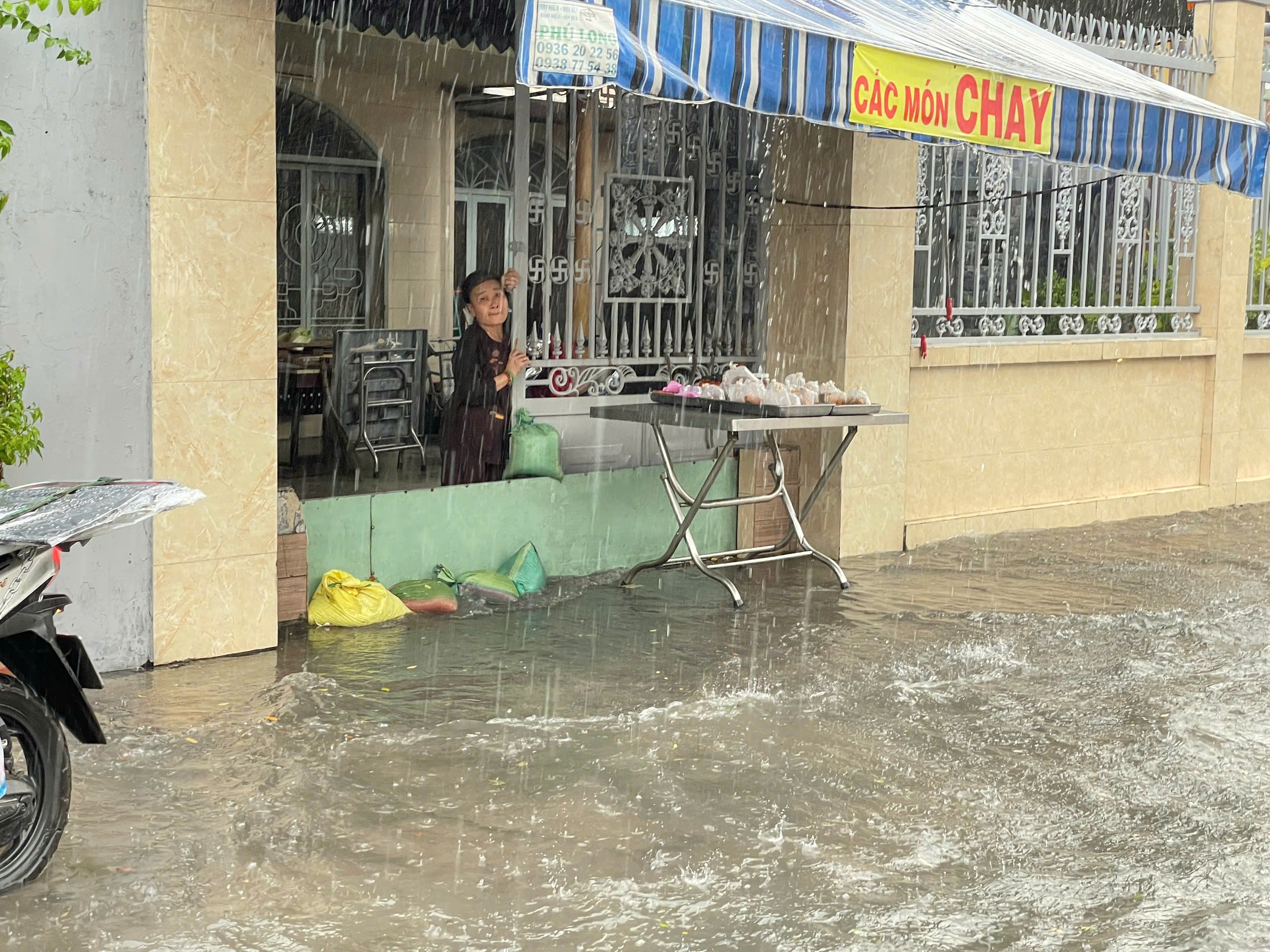 TP HCM mưa lớn kéo dài, người dân vất vả vì nhiều nơi ngập sâu- Ảnh 7.