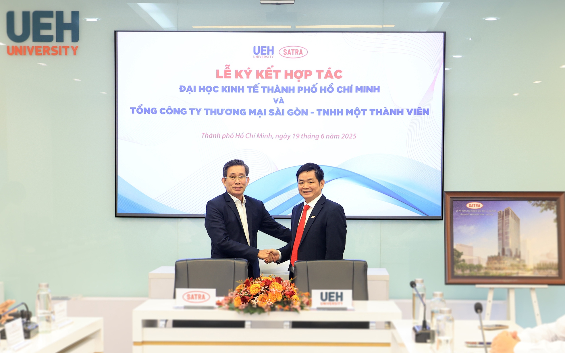 SATRA - UEH hợp tác đưa tiện ích và tri thức phục vụ cộng đồng
