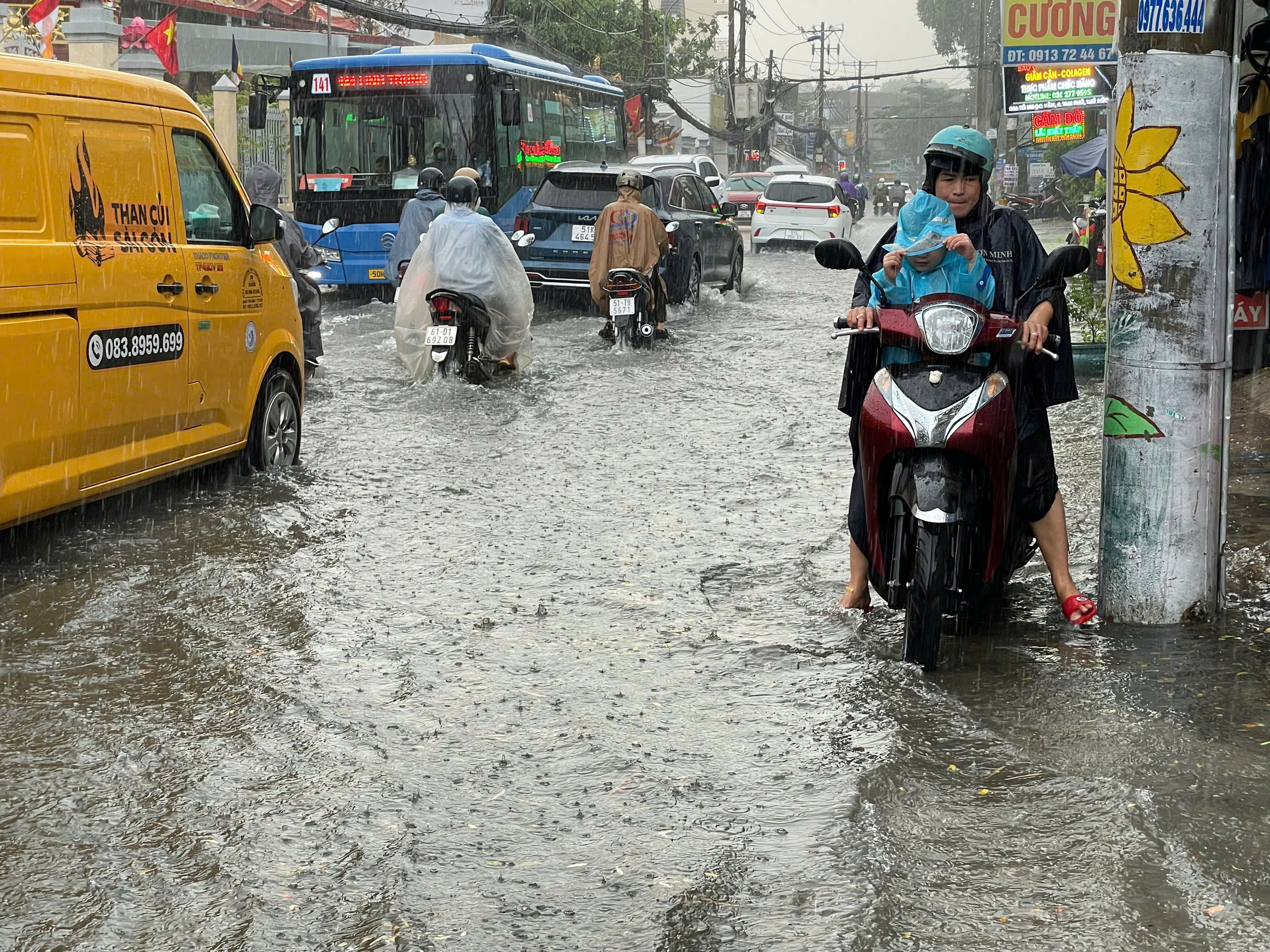 TP HCM mưa lớn kéo dài, người dân vất vả vì nhiều nơi ngập sâu- Ảnh 10.
