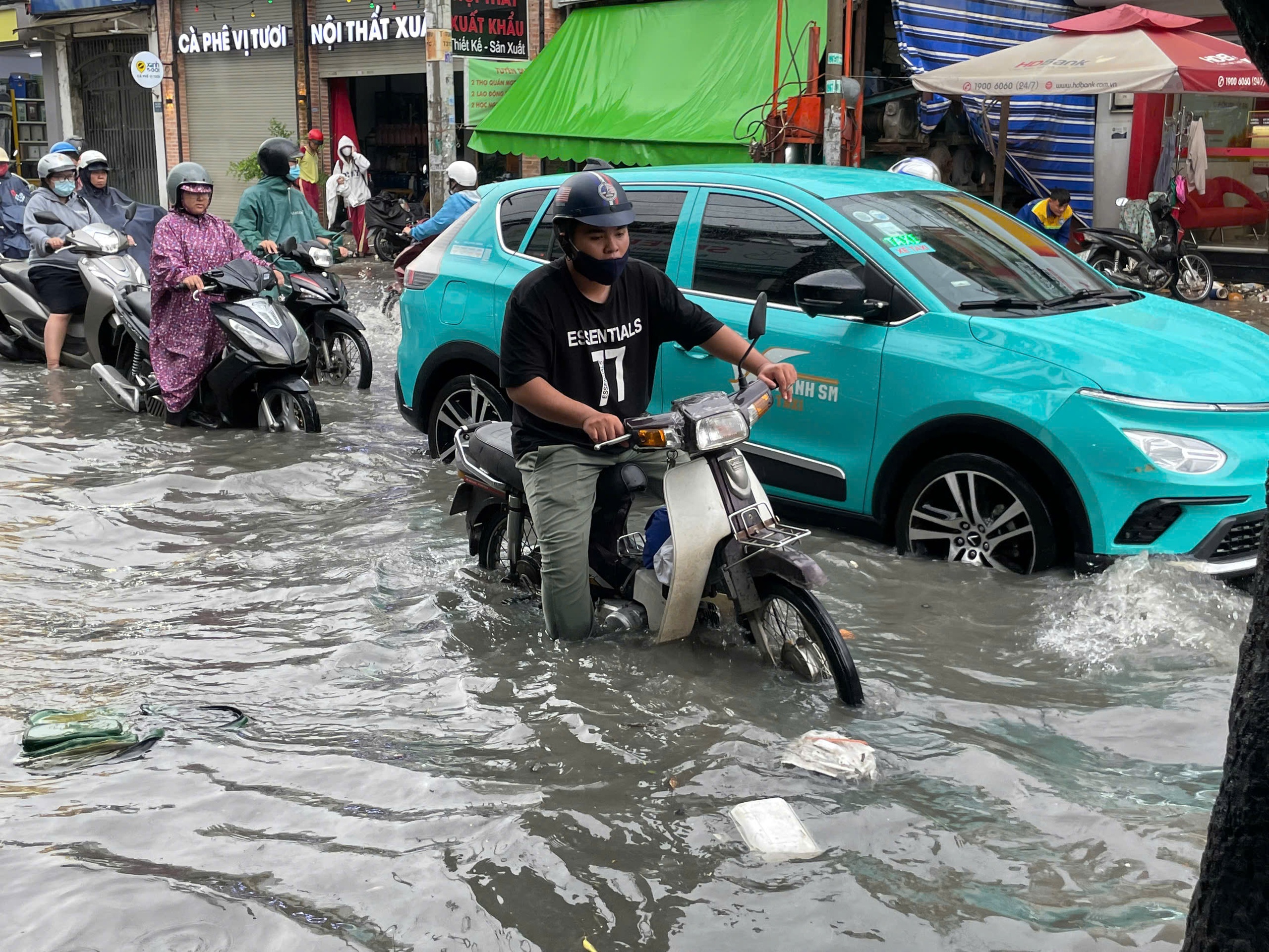 TP HCM mưa lớn kéo dài, người dân vất vả vì nhiều nơi ngập sâu- Ảnh 1.