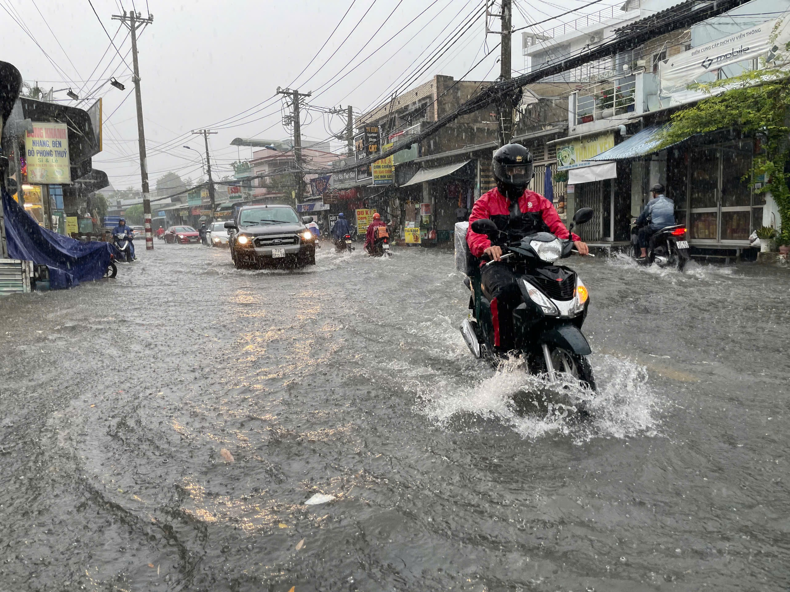 TP HCM mưa lớn kéo dài, người dân vất vả vì nhiều nơi ngập sâu- Ảnh 13.