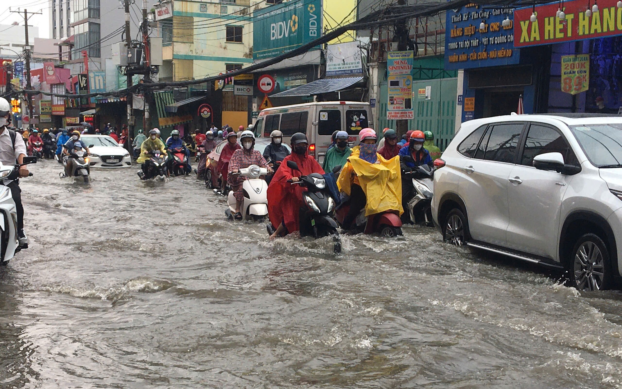 TP HCM mưa lớn kéo dài, người dân vất vả vì nhiều nơi ngập sâu