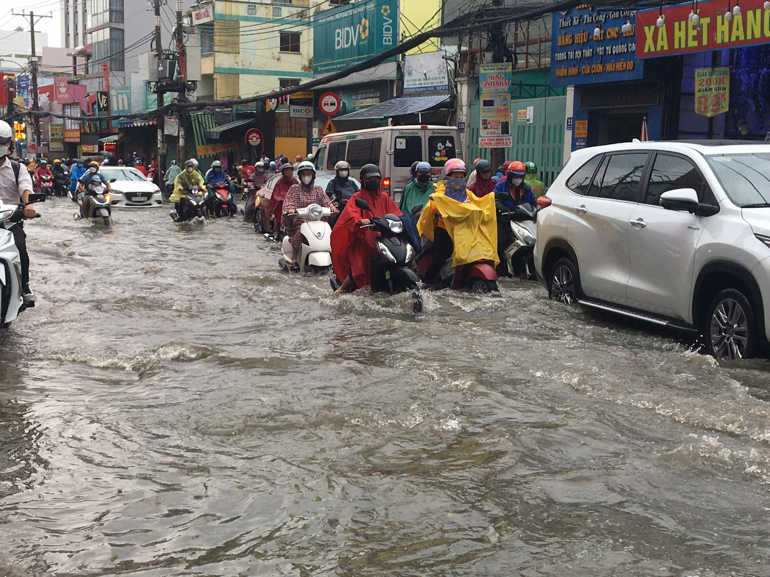 TP HCM mưa lớn kéo dài, người dân vất vả vì nhiều nơi ngập sâu- Ảnh 4.