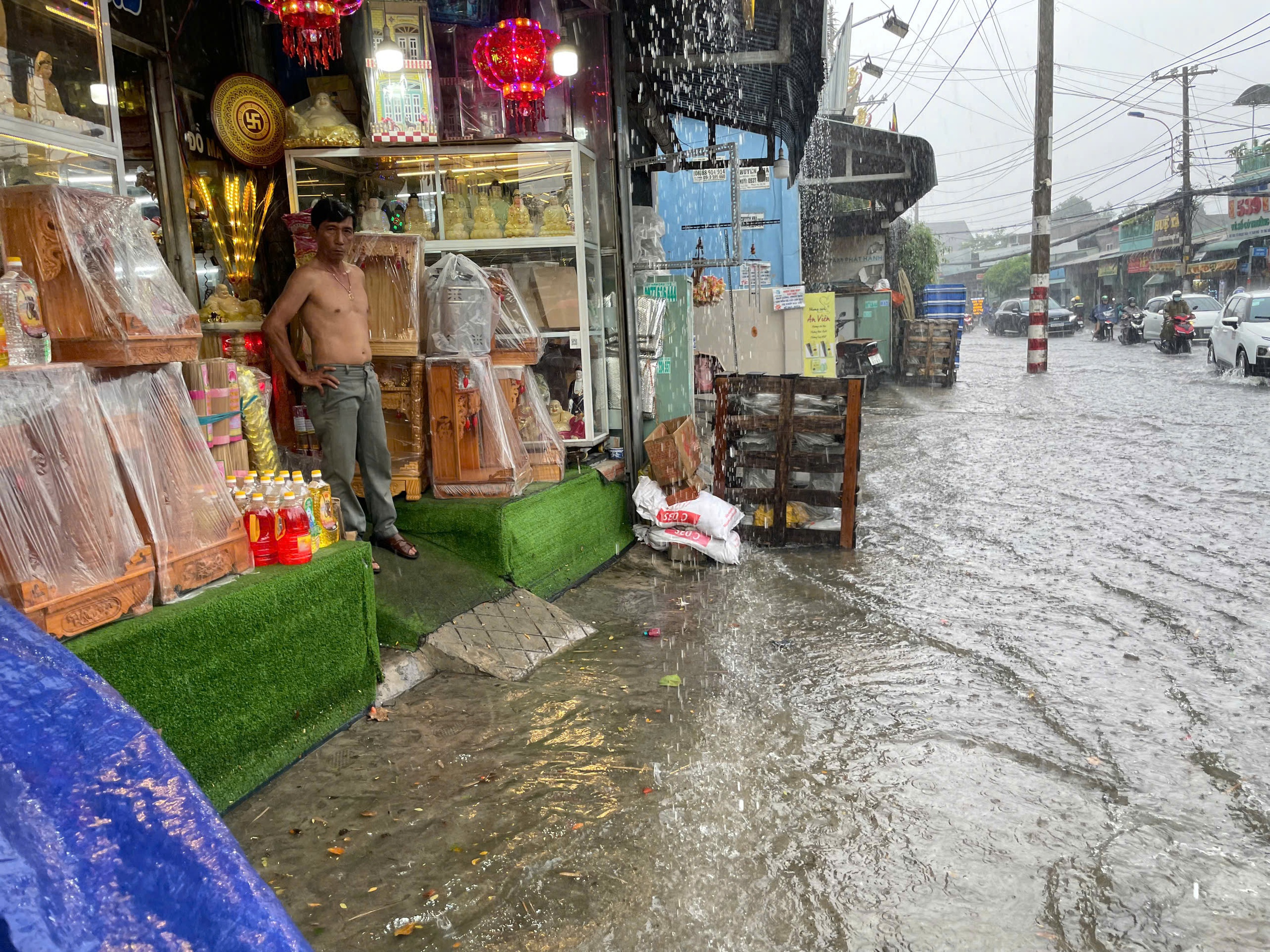 TP HCM mưa lớn kéo dài, người dân vất vả vì nhiều nơi ngập sâu- Ảnh 5.