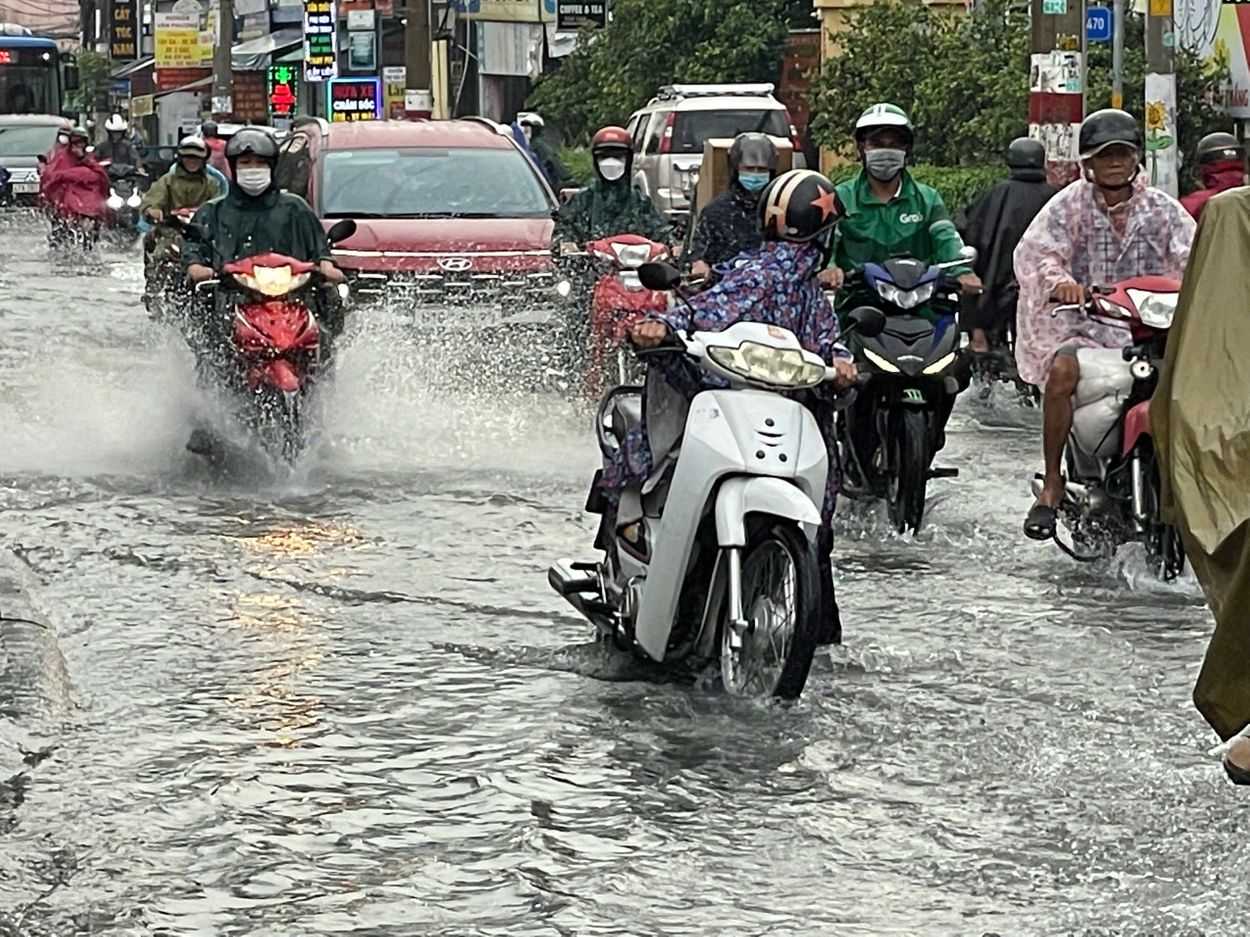 TP HCM mưa lớn kéo dài, người dân vất vả vì nhiều nơi ngập sâu- Ảnh 8.