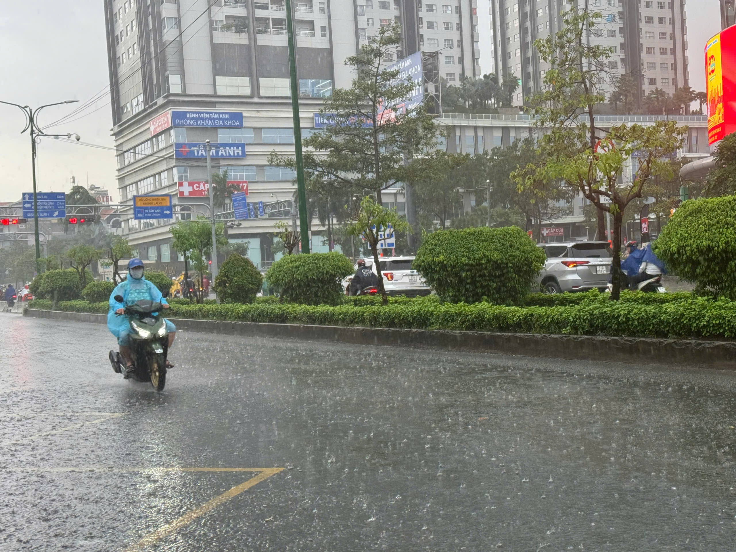 TP HCM mưa lớn kéo dài, người dân vất vả vì nhiều nơi ngập sâu- Ảnh 21.