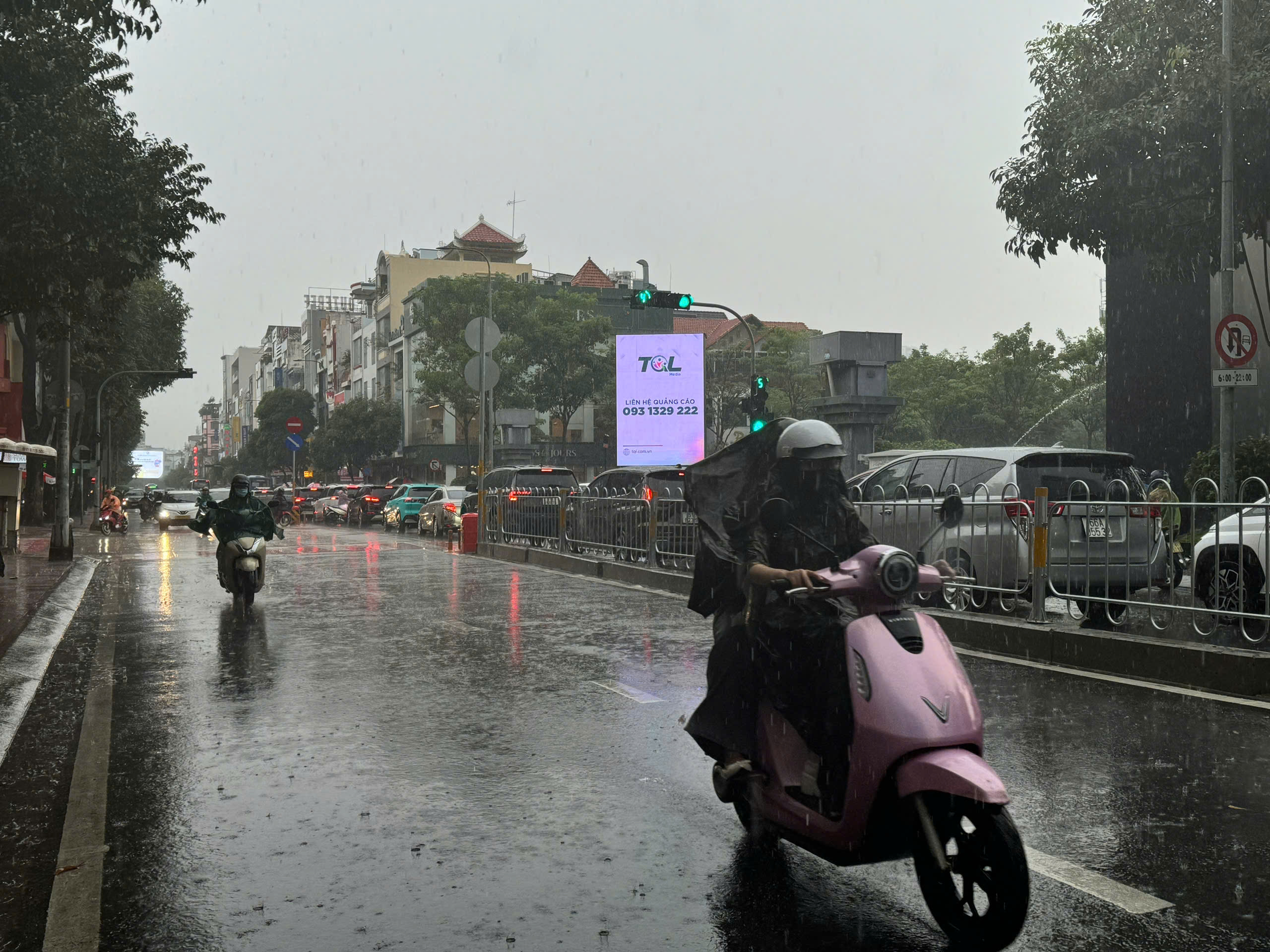 TP HCM mưa lớn kéo dài, người dân vất vả vì nhiều nơi ngập sâu- Ảnh 18.