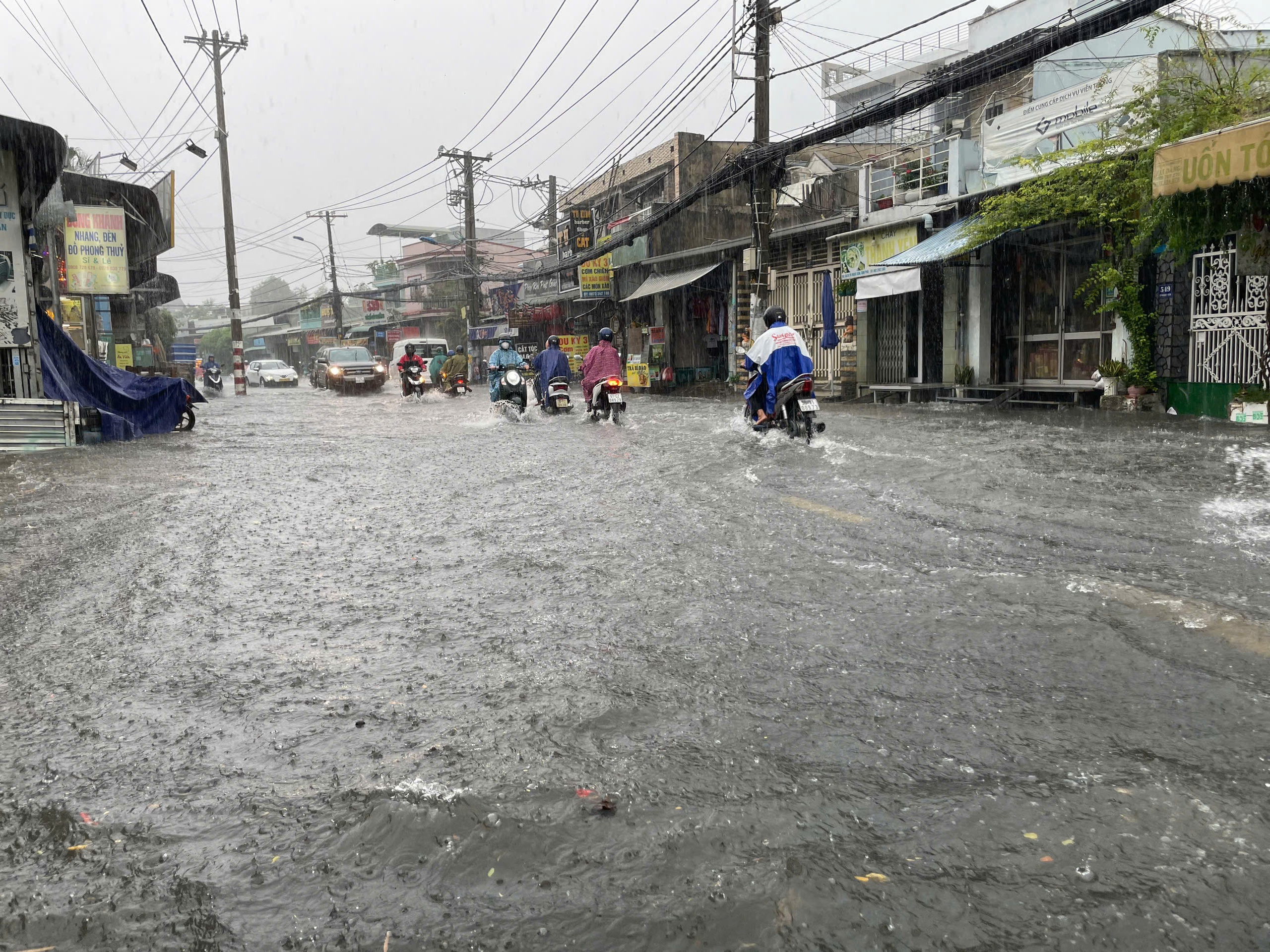 TP HCM mưa lớn kéo dài, người dân vất vả vì nhiều nơi ngập sâu- Ảnh 12.