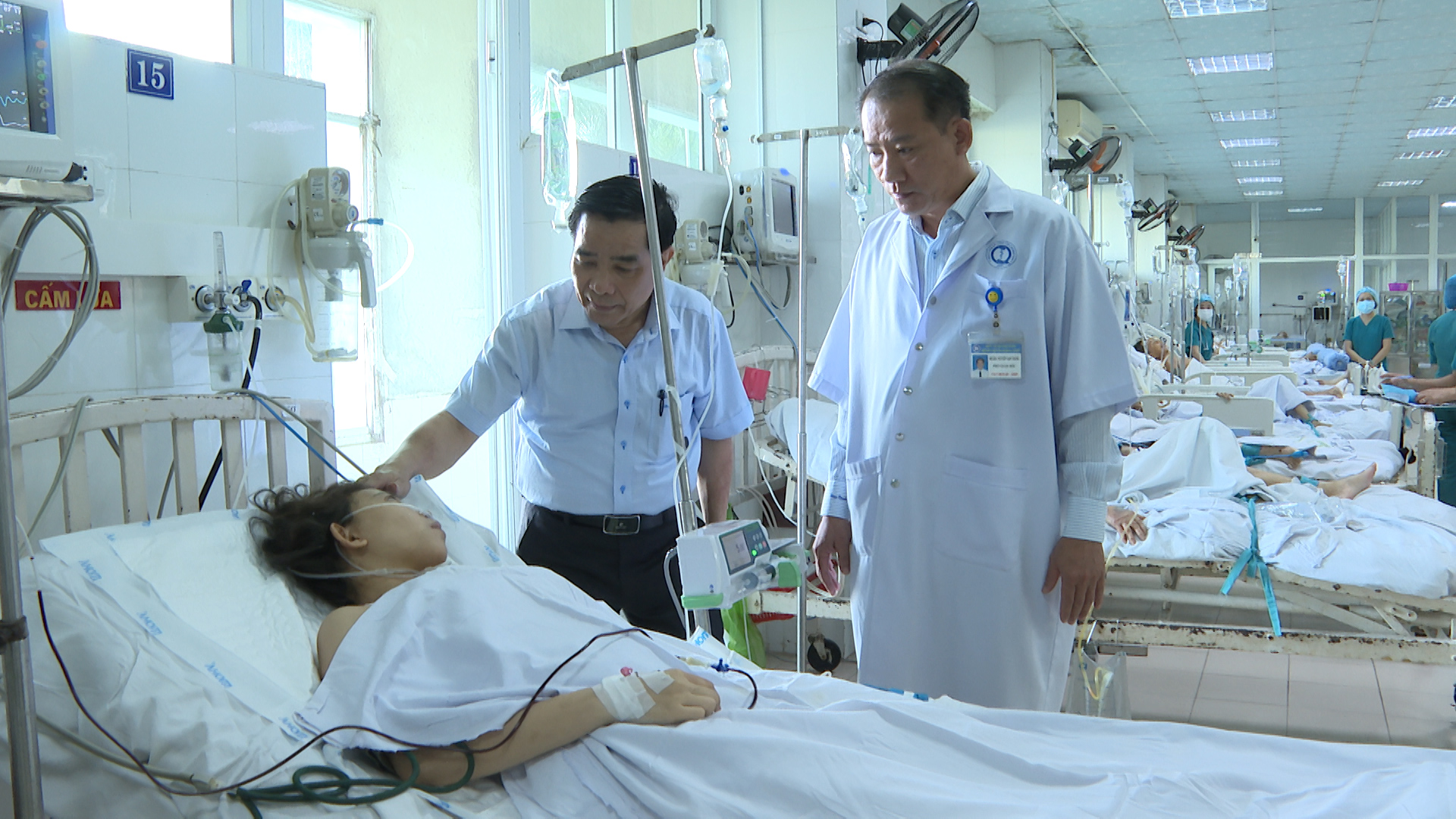 Chủ tịch Quảng Nam thăm hỏi nạn nhân vụ tai nạn kinh hoàng trên cao tốc - Ảnh 1.