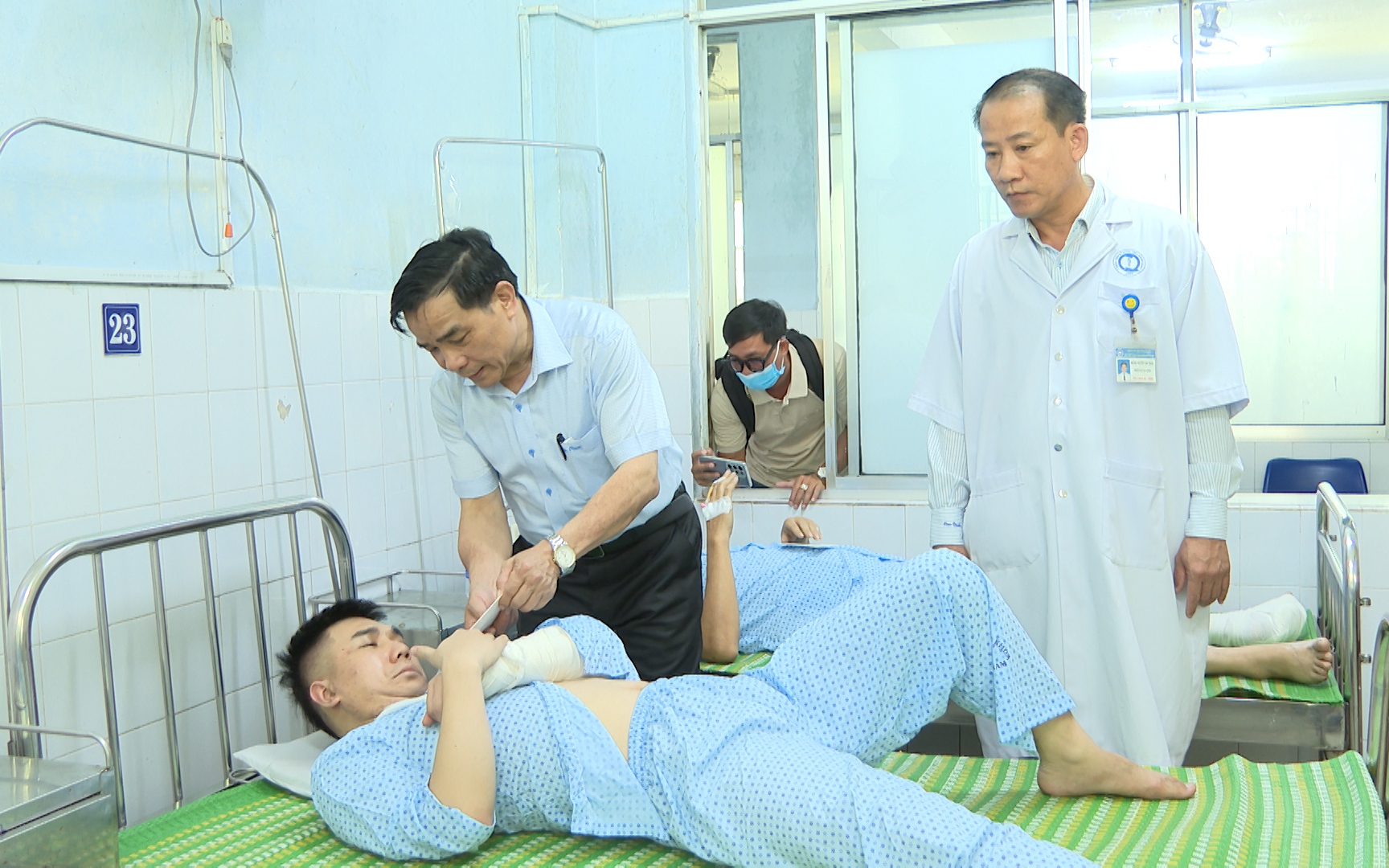 Vụ tai nạn 2 người chết, 16 người bị thương: Chủ tịch tỉnh Quảng Nam thăm các nạn nhân